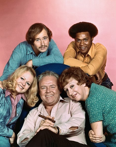 Le casting de "All in the Family" : Carroll O'Connor, Sally Struthers, Rob Reiner, Mike Evans et Jean Stapleton | Photo : Getty Images