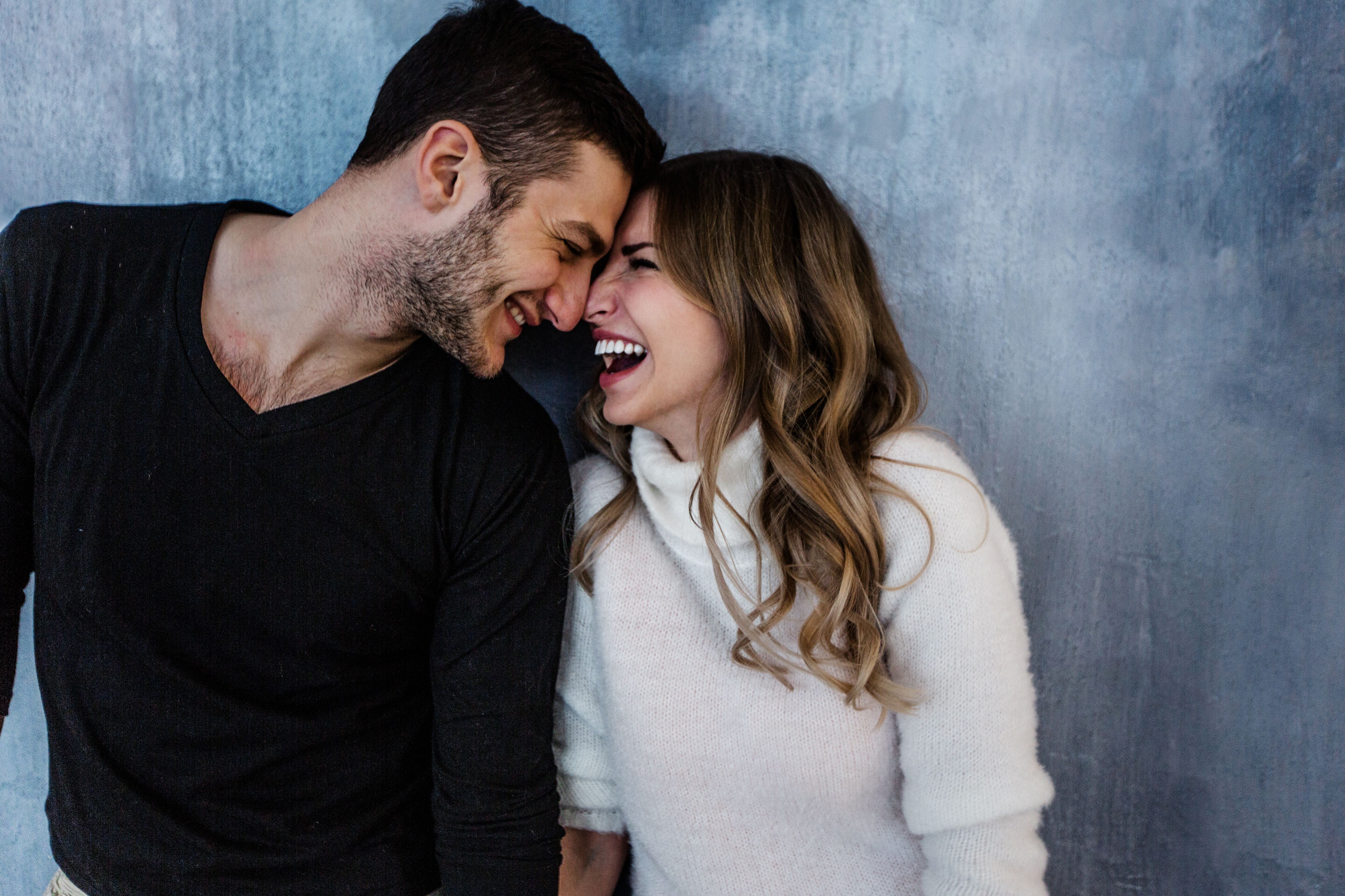 Un couple heureux qui se sourit l'un à l'autre. | Source : Shutterstock