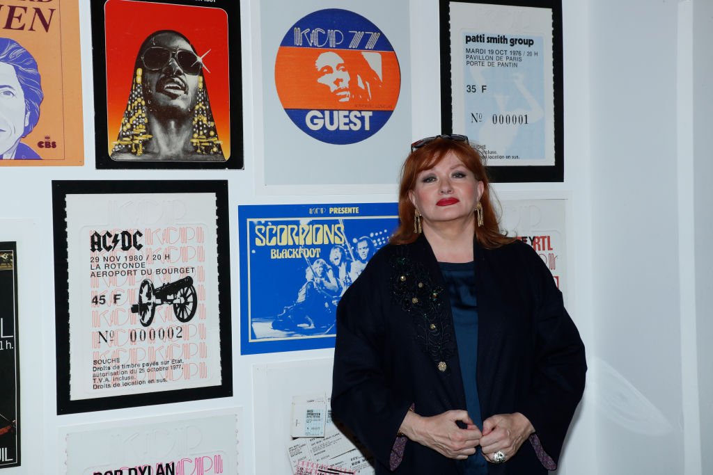 Catherine Jacob assiste Albert Koski expose sa collection d'affiches Rock&Roll à la Galerie Laurent Godin le 03 juin 2019 à Paris, France. | Photo : Getty Images