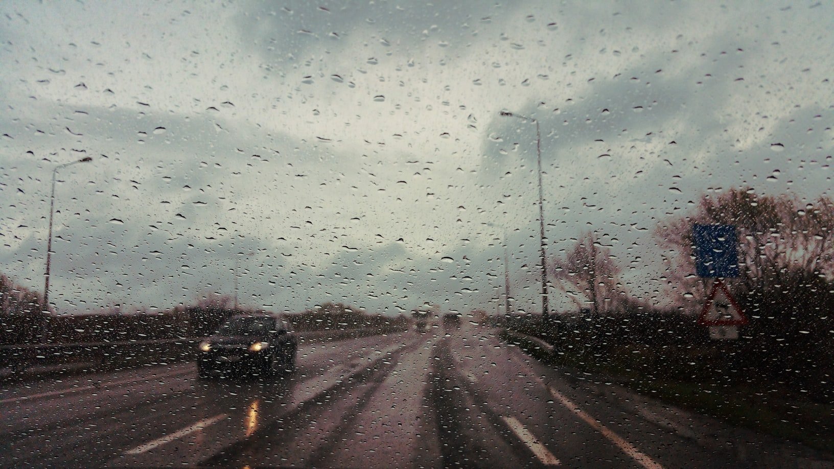 Il pleuvait quand John a vu la vieille dame au bord de la route | Source : Unsplash