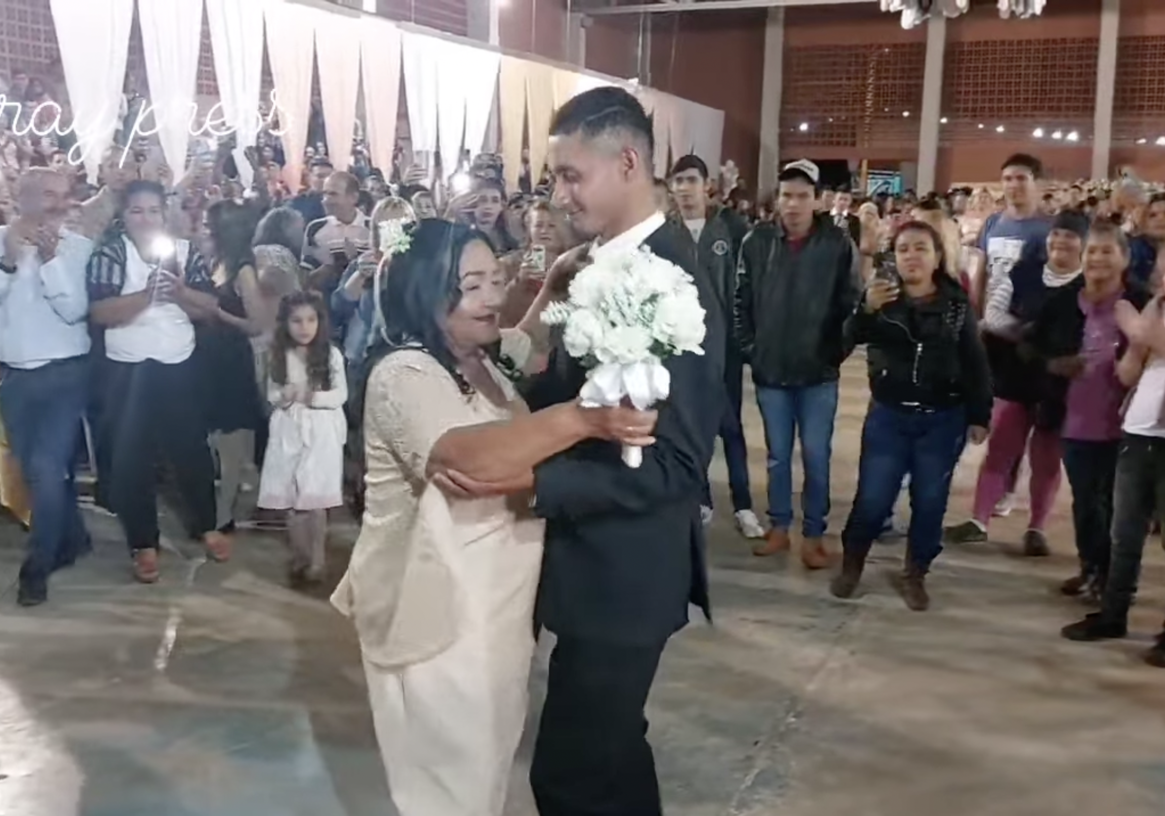 Rufina Ibarra et Juan Portillo partagent leur première danse en tant que jeunes mariés | Source : facebook.com/Aguaray-Press