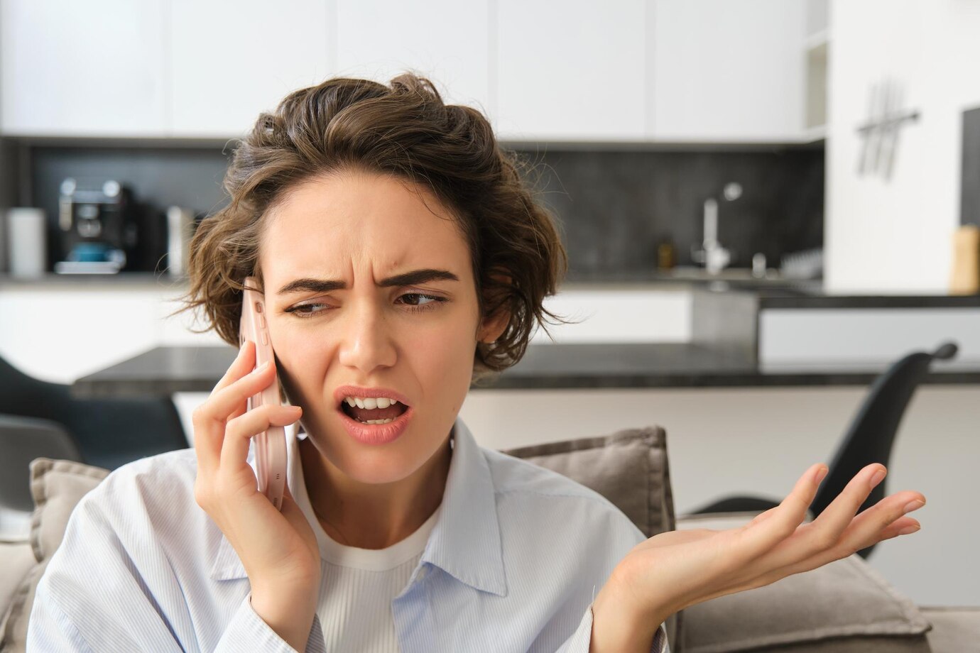 Une femme agacée qui parle au téléphone | Source : Freepik