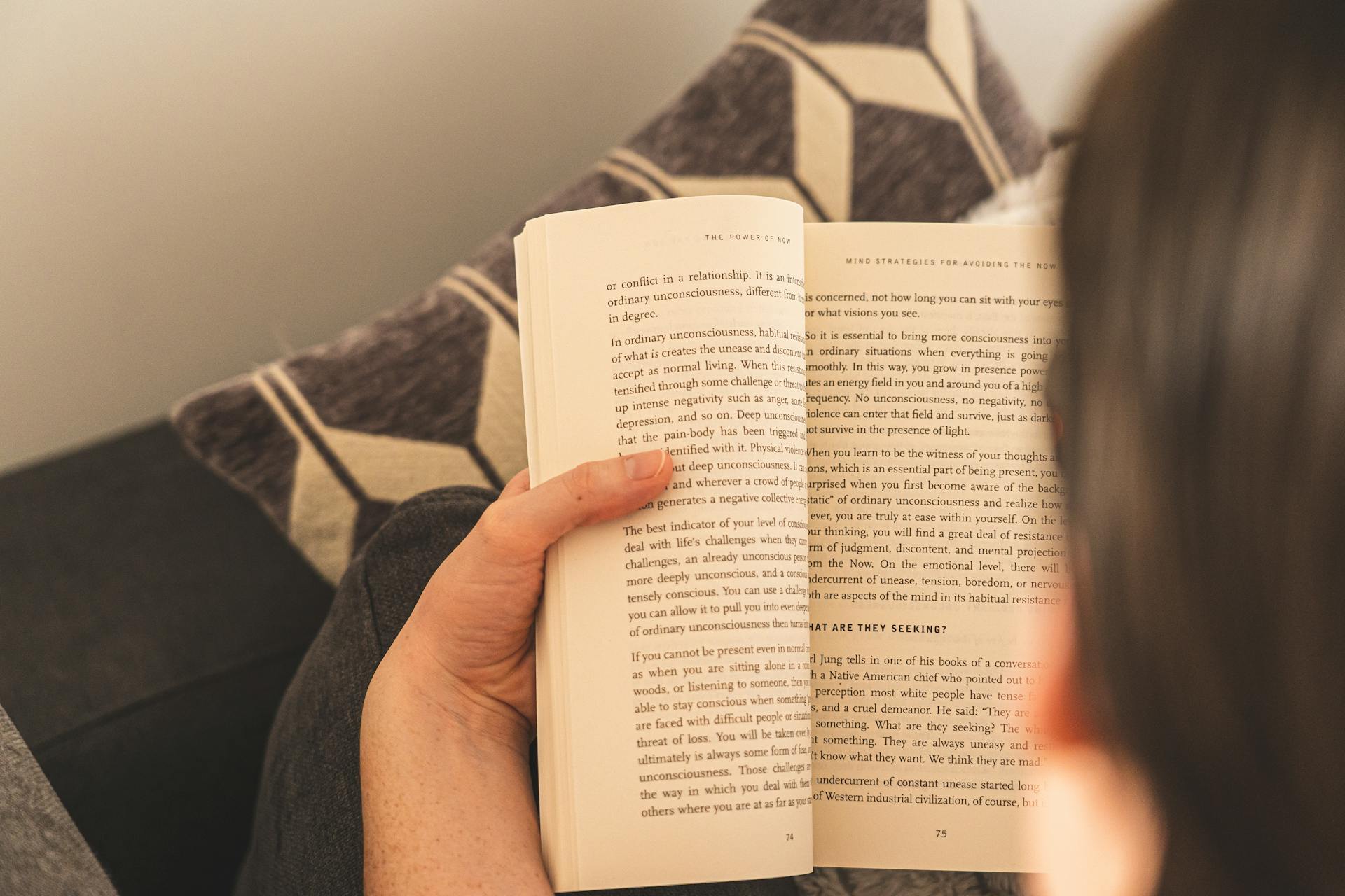 Une fille lisant un livre | Source : Pexels