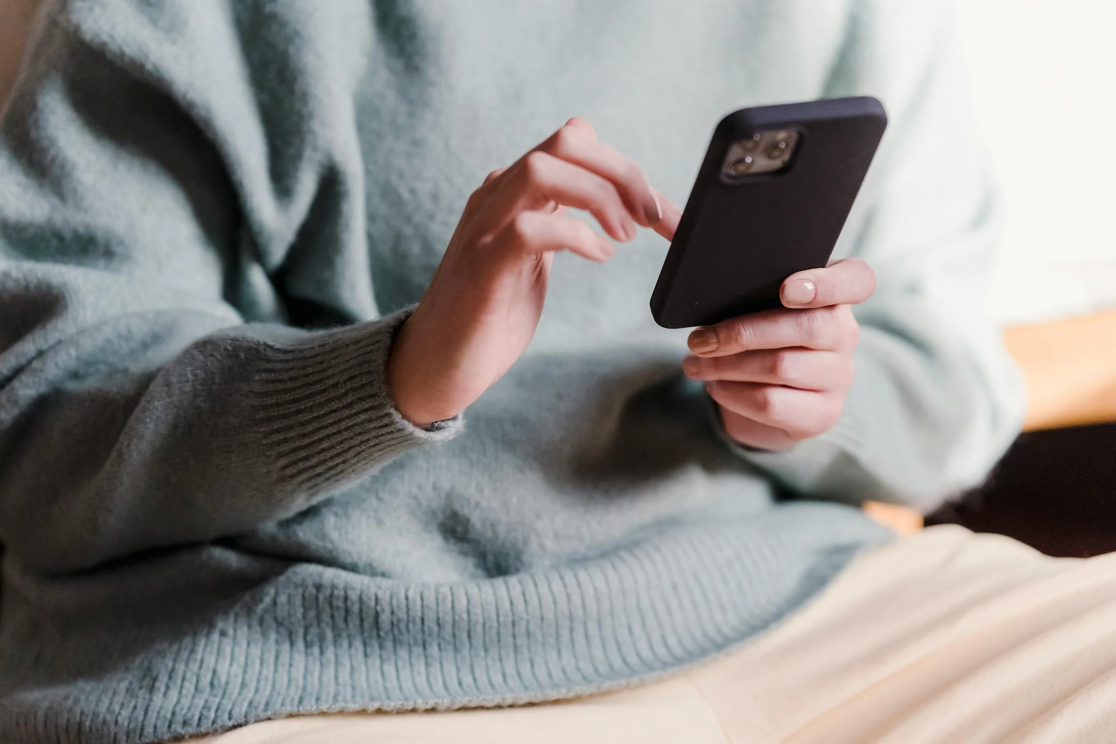 Une femme sur son téléphone | Source : Pexels