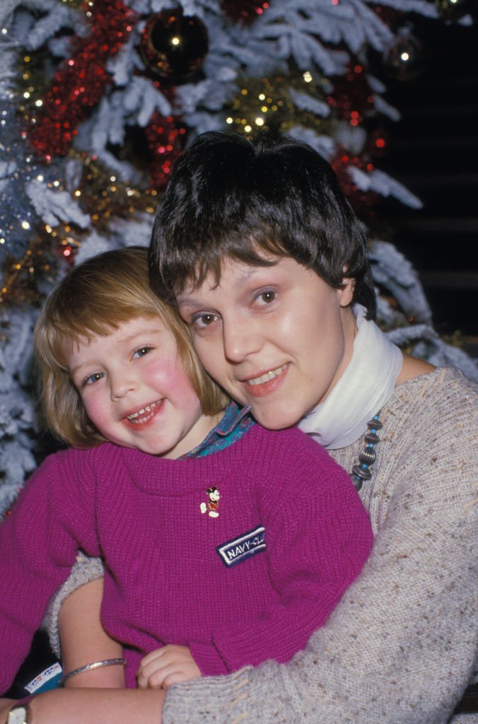 Marie-Laure Augry, journaliste, avec sa fille le 16 décembre 1985 à Paris, France. | Photo : Getty Images