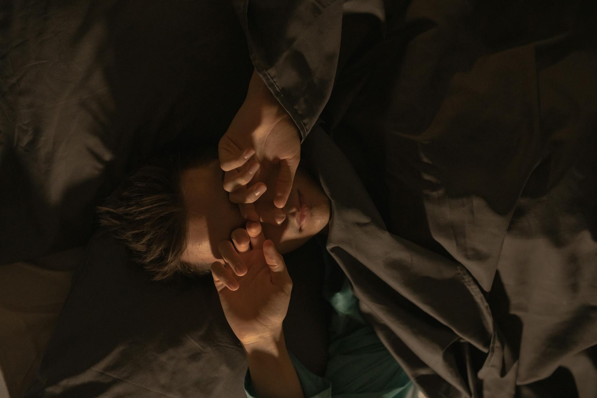 Un homme qui a du mal à dormir | Source : Pexels
