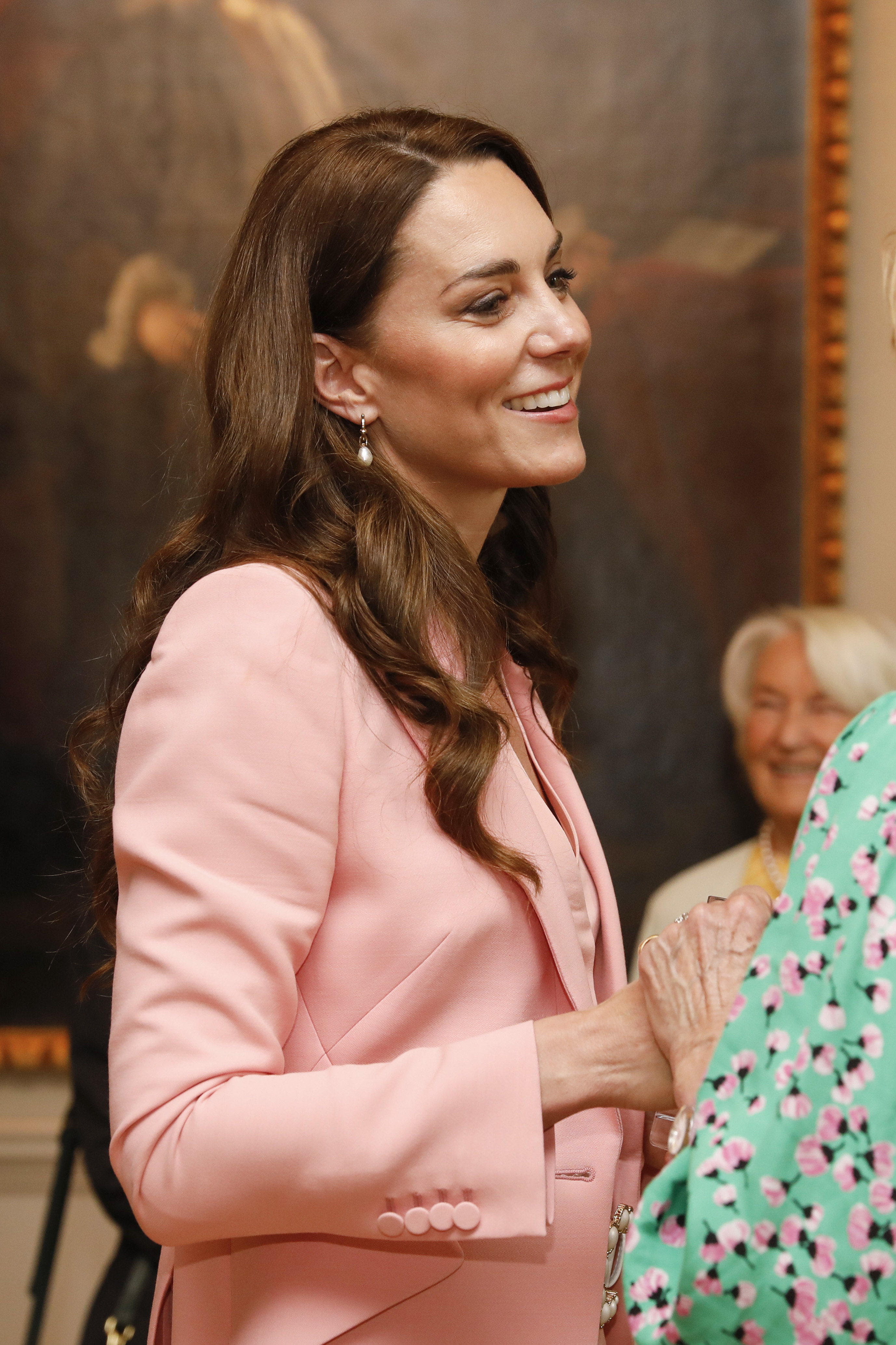 Catherine, princesse de Galles, tient la main d'un invité lors de sa visite au Foundling Museum à Londres, en Angleterre, le 25 mai 2023 | Source : Getty Images