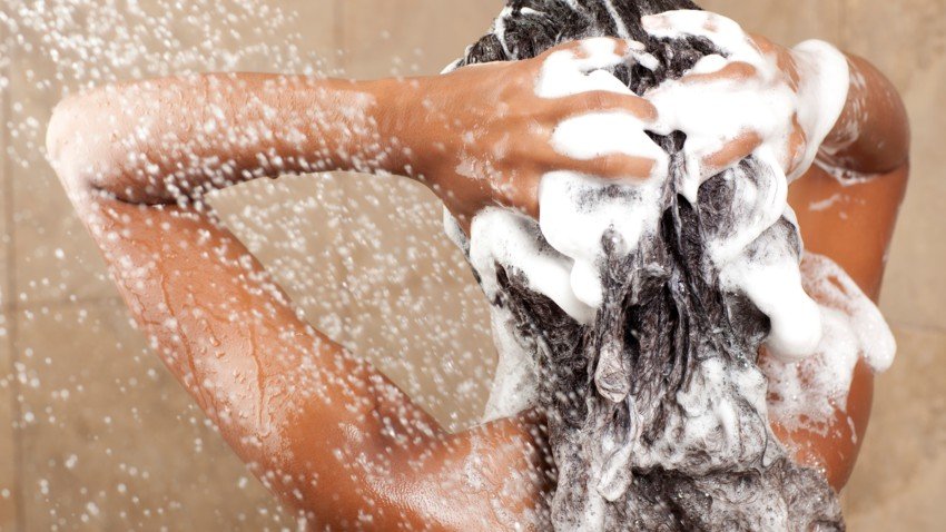 Une femme qui lave ses cheveux. | Photo : Unsplash