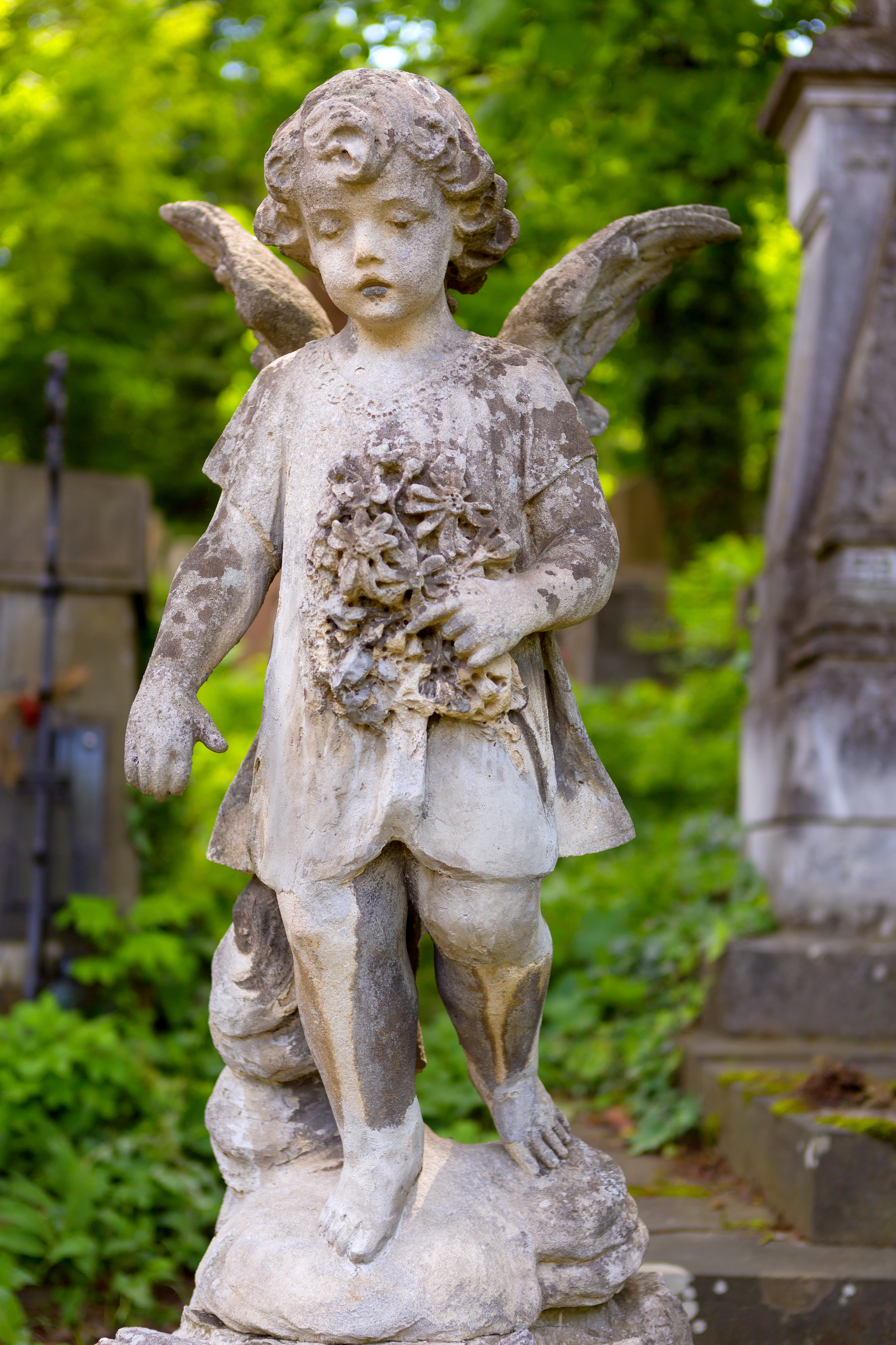 Une vieille statue de bébé ange sur une tombe | Source : Getty Images