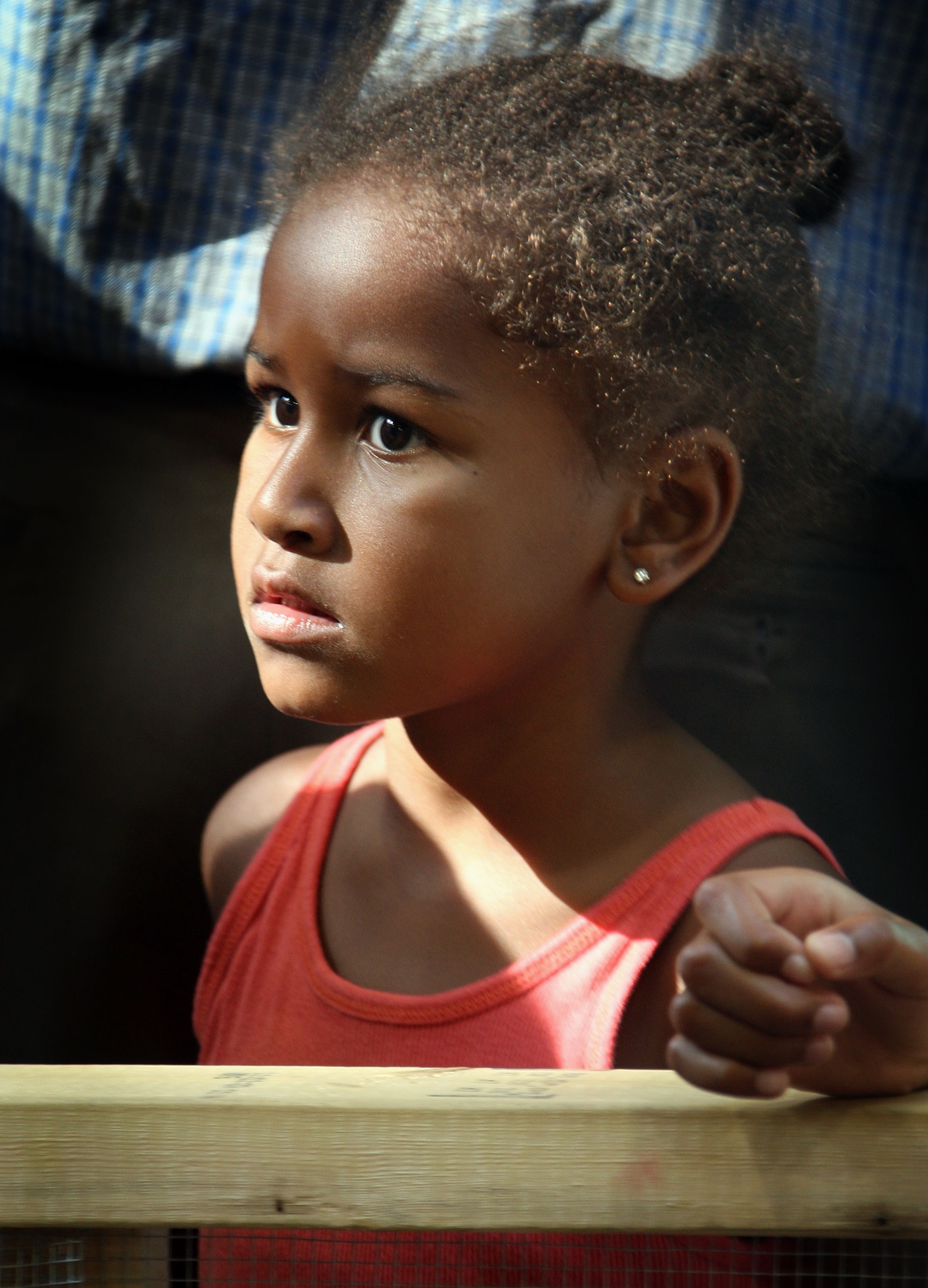 Sasha Obama visite une attraction avec Barack Obama à Des Moines, Iowa, le 16 août 2007. | Source : Getty Images