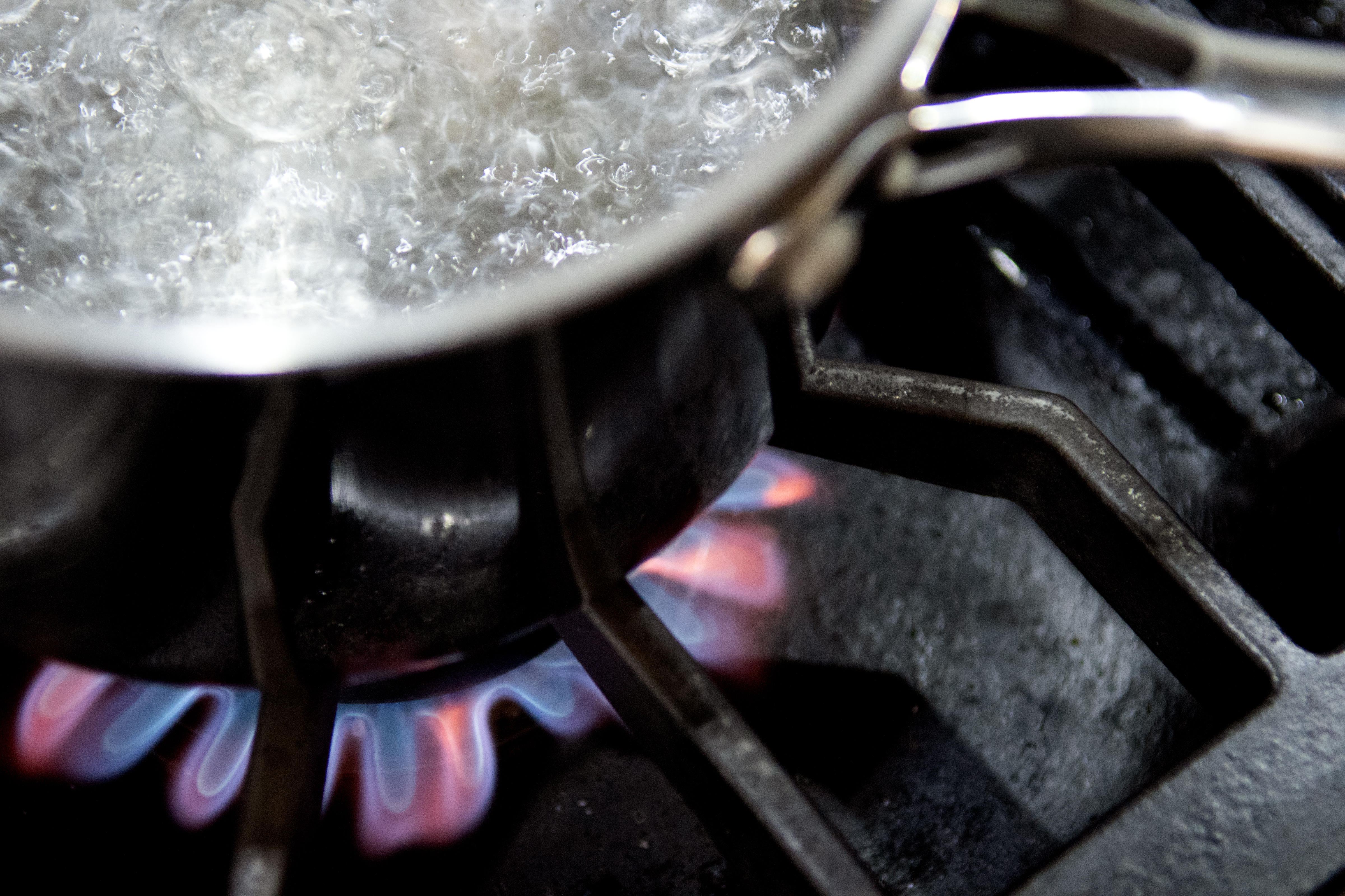 Eau bouillante sur une cuisinière à gaz | Source : Getty Images