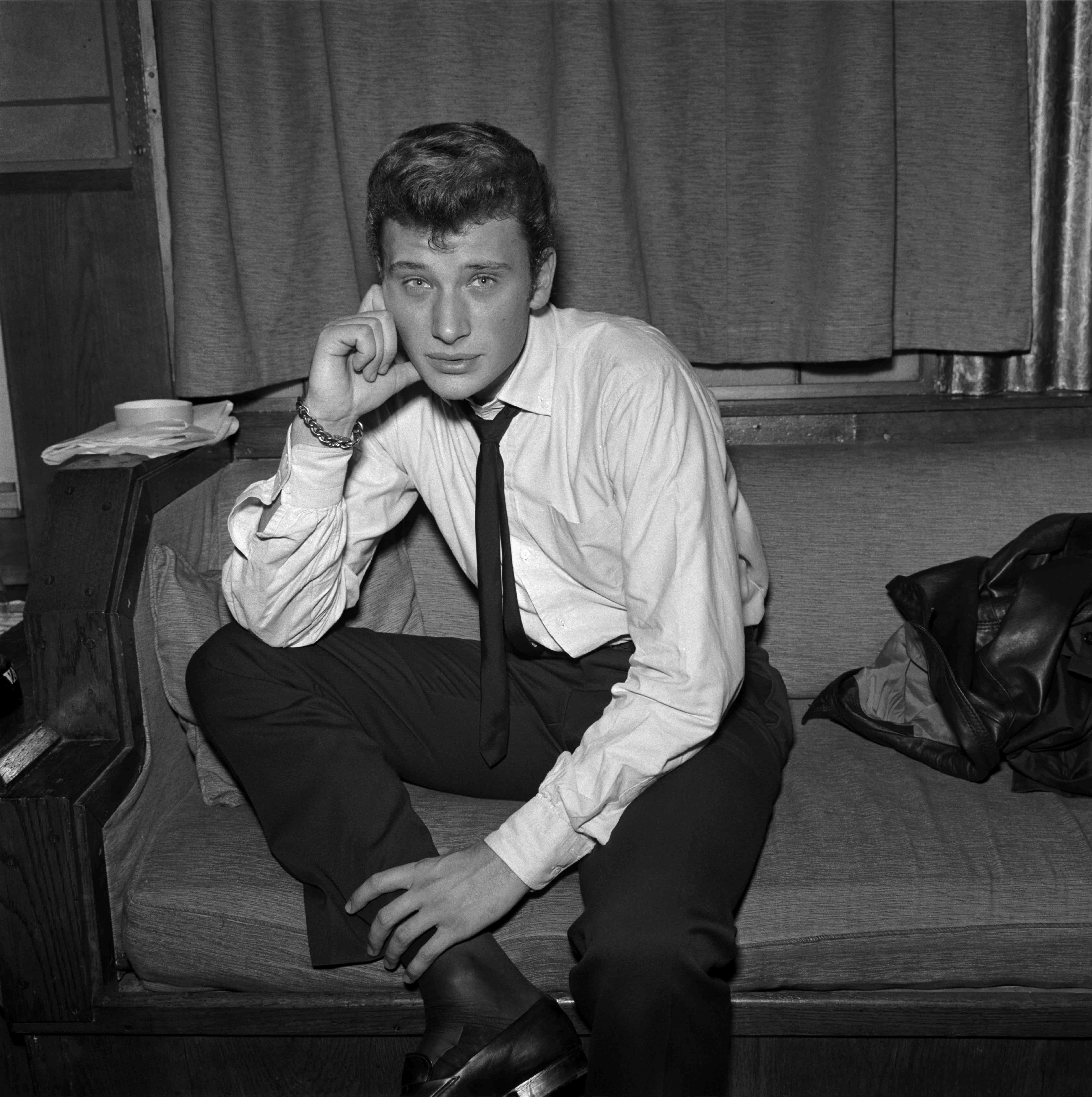 Johnny Hallyday, posé, dans les coulisses, 1960. | Photo : Getty Images