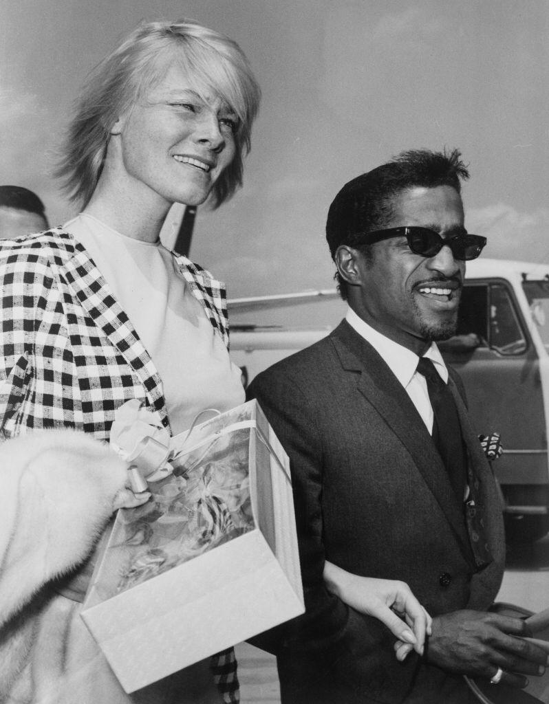 Sammy Davis Jr et son mari May Britt, vers 1960 | Photo : Getty Images