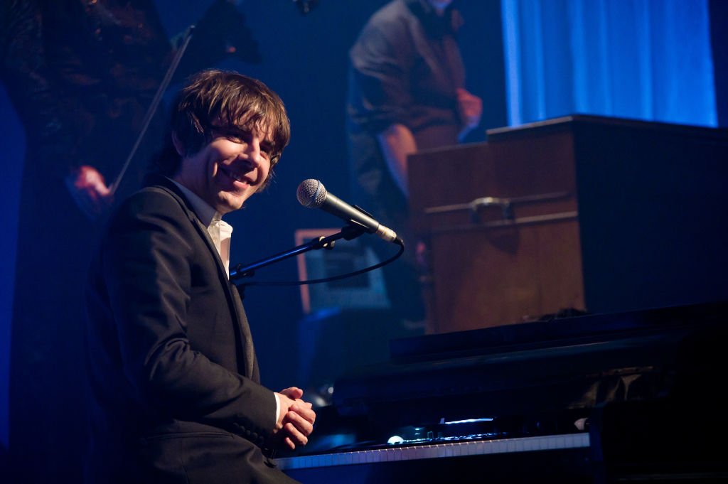   Thomas Fersen se produit en concert à La Cigale le 22 avril 2011 à Paris, France. | Photo : Getty Images