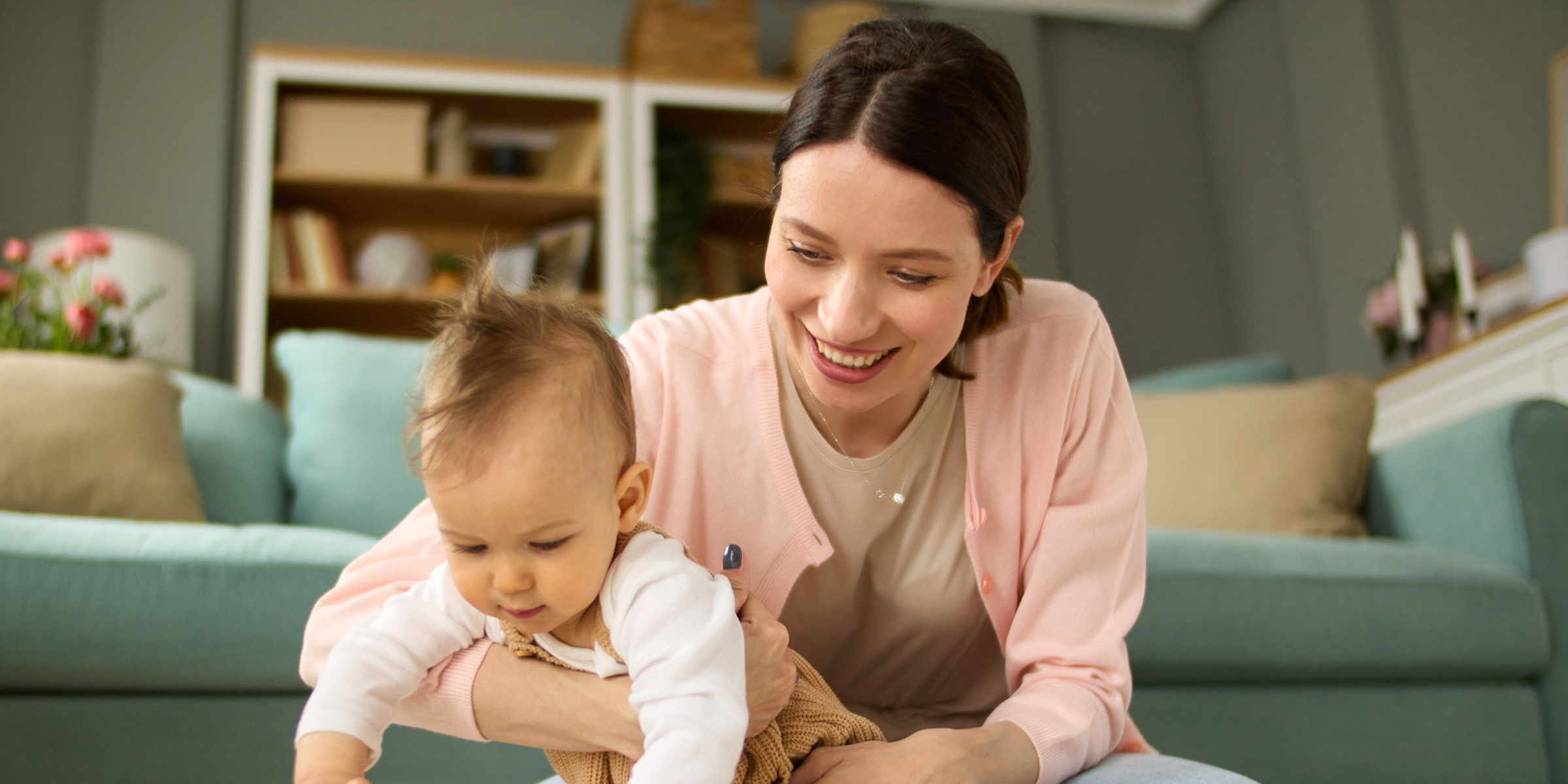 Une femme avec un enfant | Source : Shutterstock