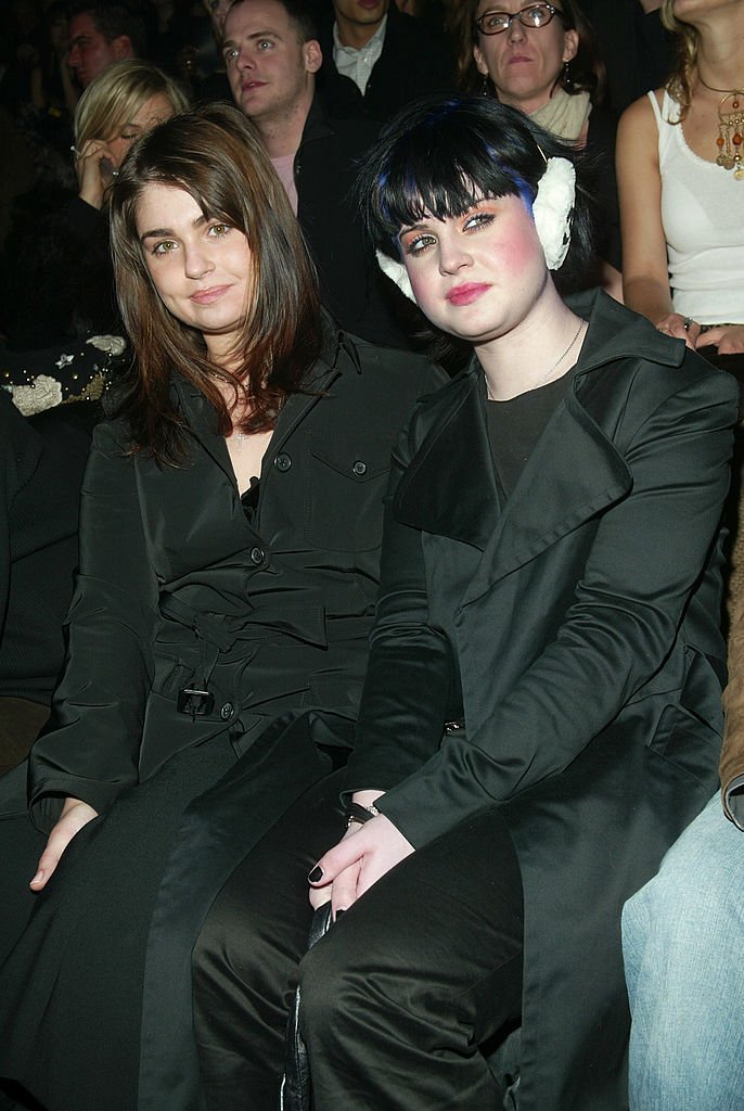 Aimee et Kelly Osbourne lors d'un défilé de Sean John en 2003. | Source : Getty Images