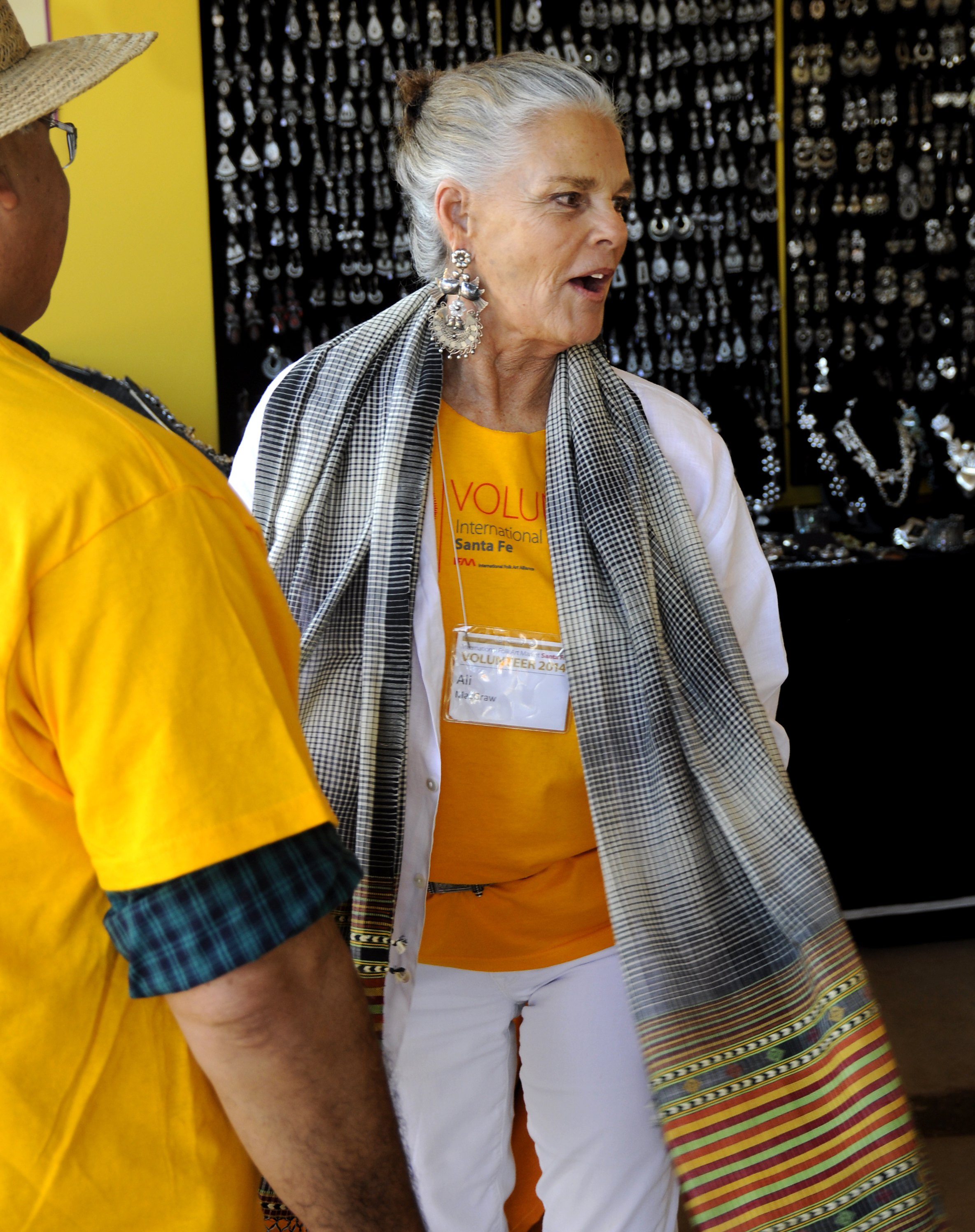 L'actrice faisant du bénévolat au marché international annuel de l'art populaire à Santa Fe, 2014 | Source : Getty Images