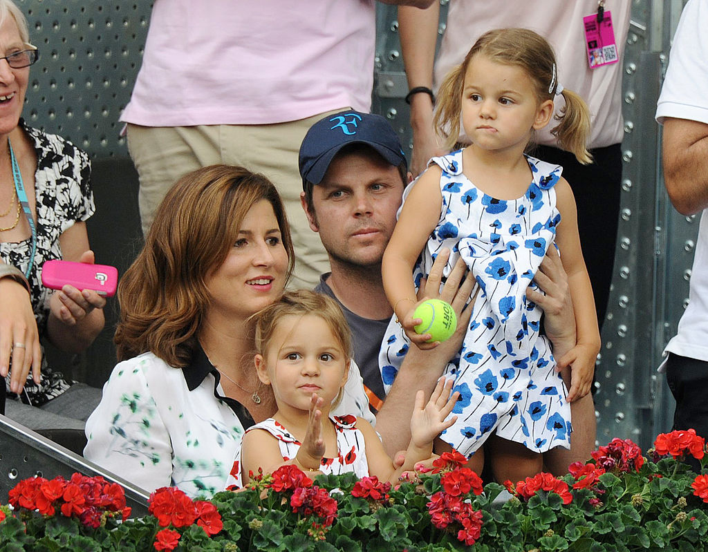 Mirka Federer et ses filles jumelles Myla Rose et Charlene Riva assistent au Mutua Madrilena Madrid Open le 13 mai 2012 à Madrid, en Espagne I Source : Getty Images