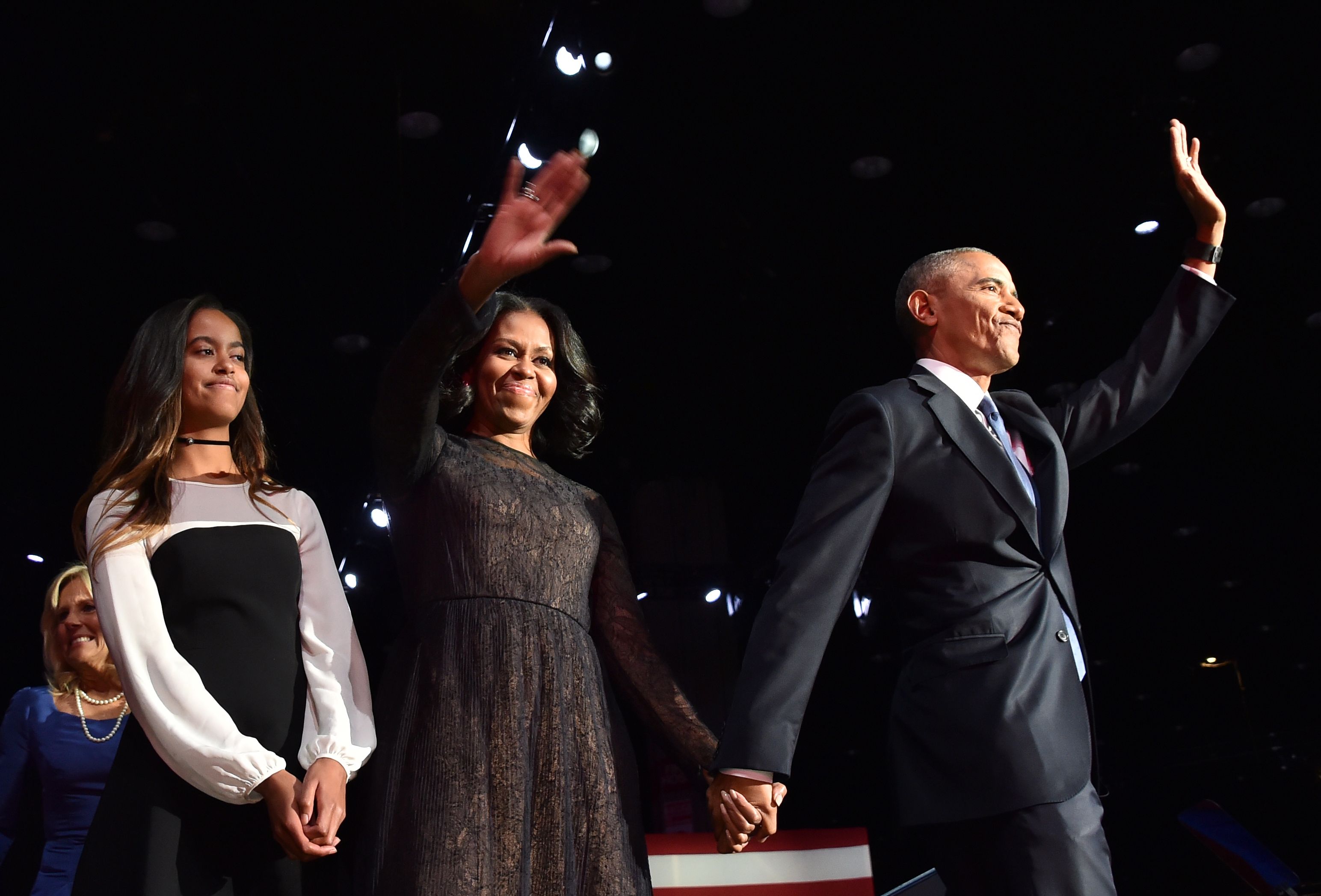 Malia regarde la foule alors que Michelle Obama et Barack Obama saluent leurs supporters le 10 janvier 2017, à Chicago, dans l'Illinois. | Source : Getty Images