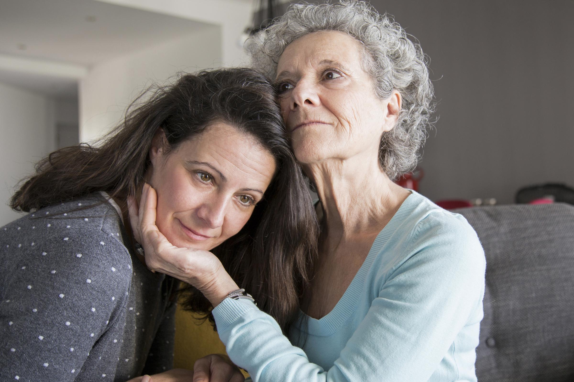 Une femme qui serre sa mère dans ses bras | Source : Freepik