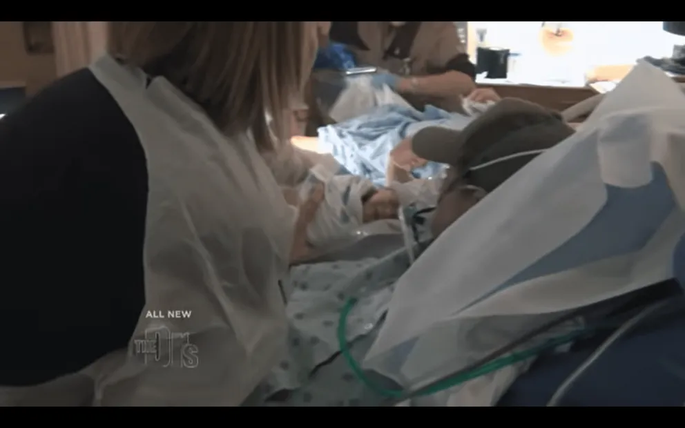 Un mourant rencontre sa fille qui est née deux semaines plus tôt que le terme. | Photo : youtube.com/The Doctors