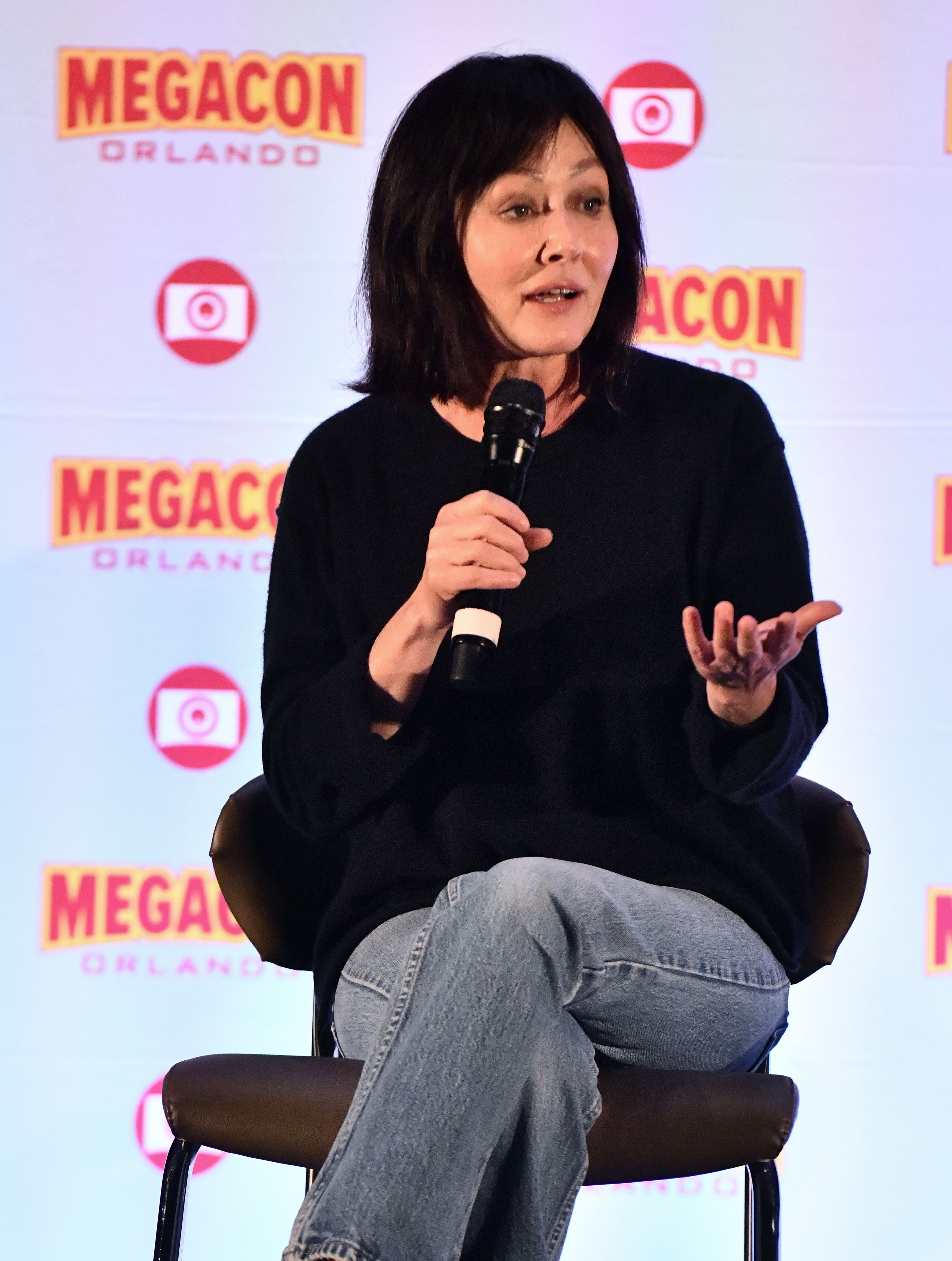 Shannen Doherty s'exprime lors d'une séance de questions-réponses au MegaCon Orlando, le 3 février 2024, à Orlando, en Floride | Source : Getty Images