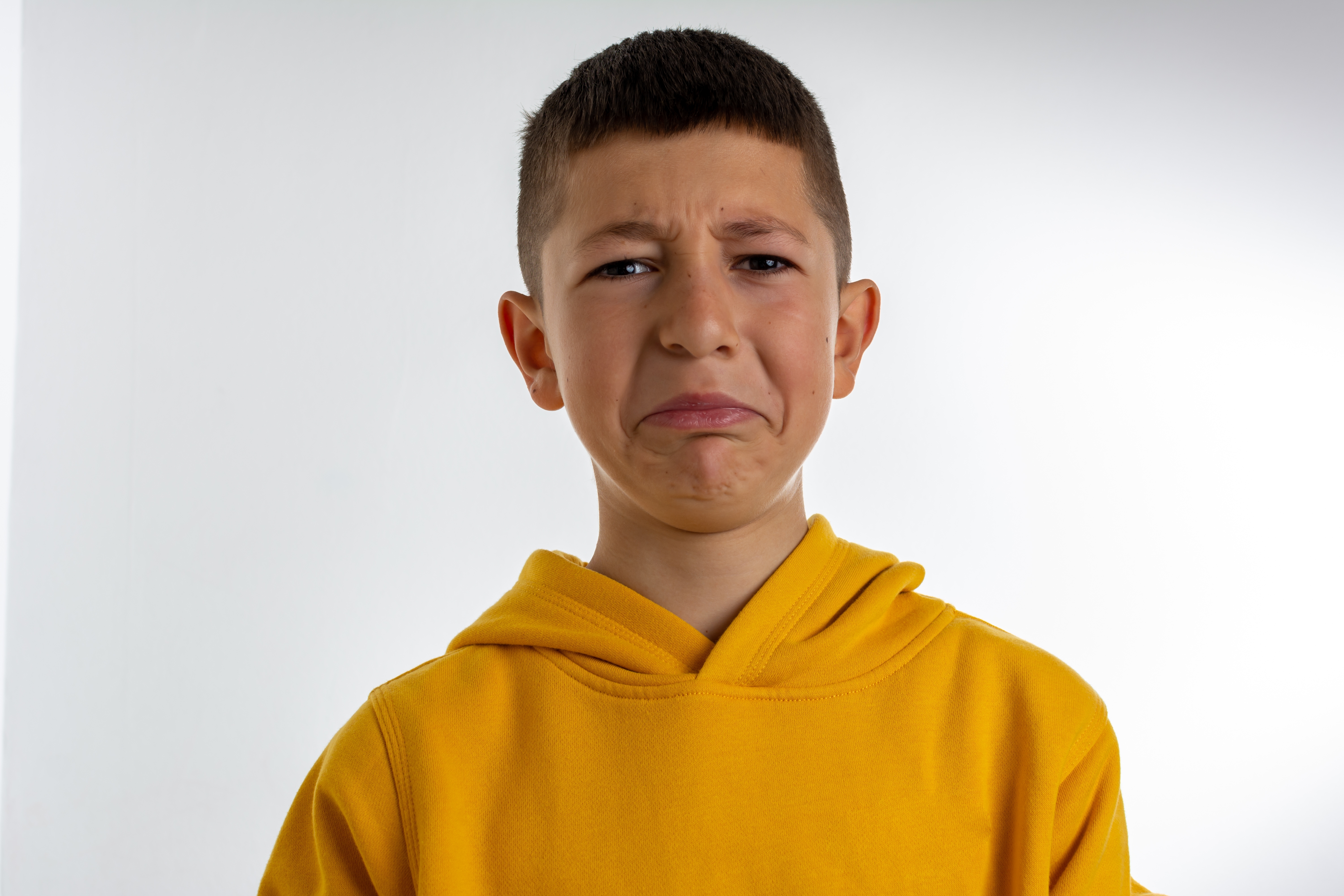 Un jeune garçon qui pleure | Source : Shutterstock