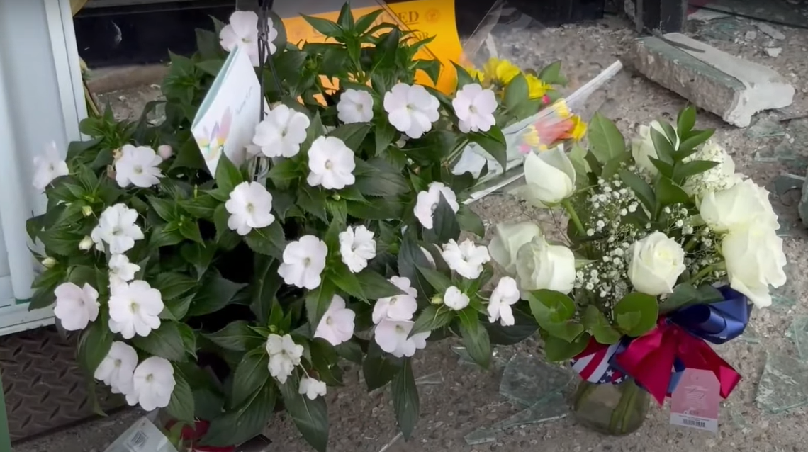 Des fleurs sur le site de l'accident | Source : YouTube / New York Post