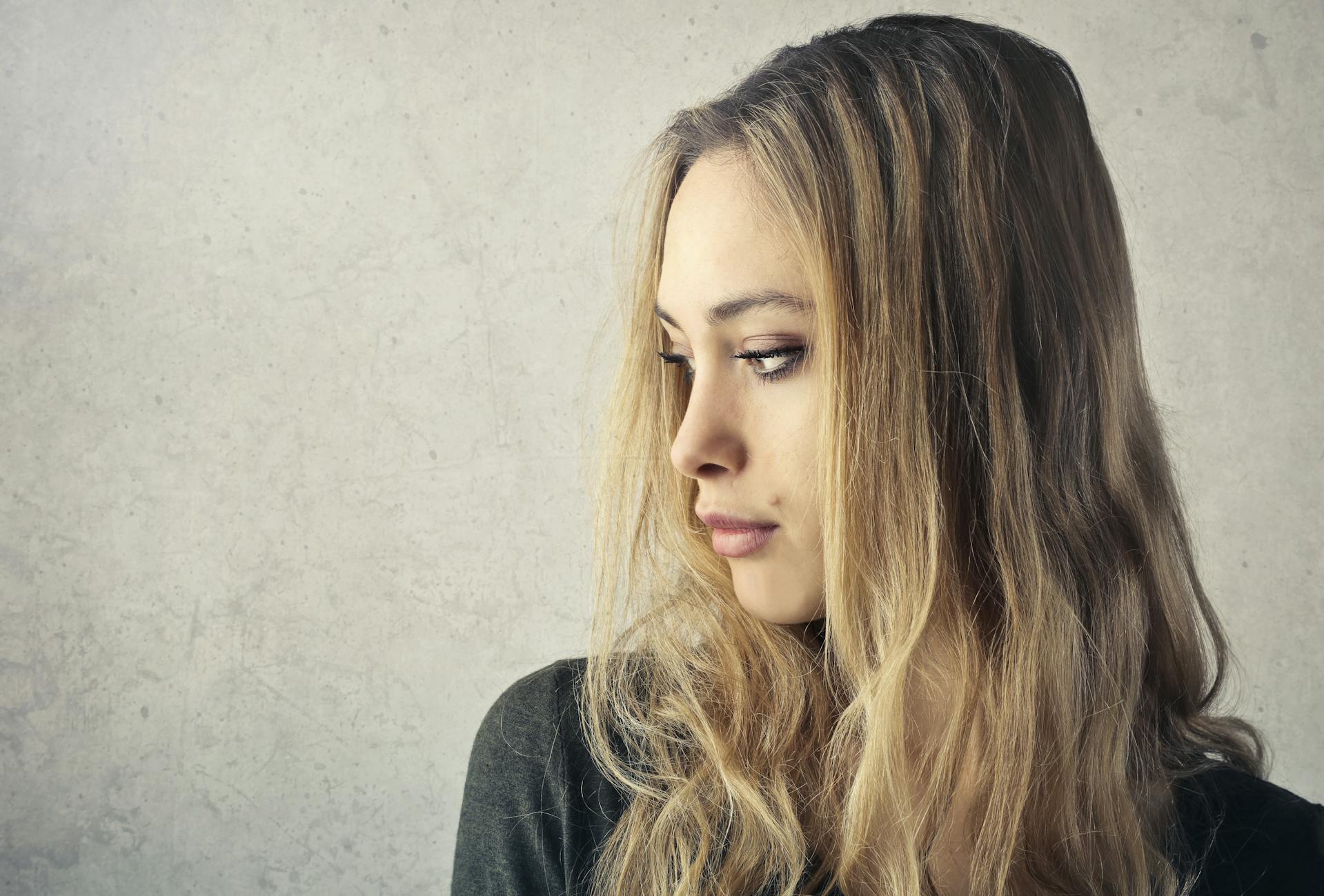 Une femme qui regarde quelqu'un de haut | Source : Pexels