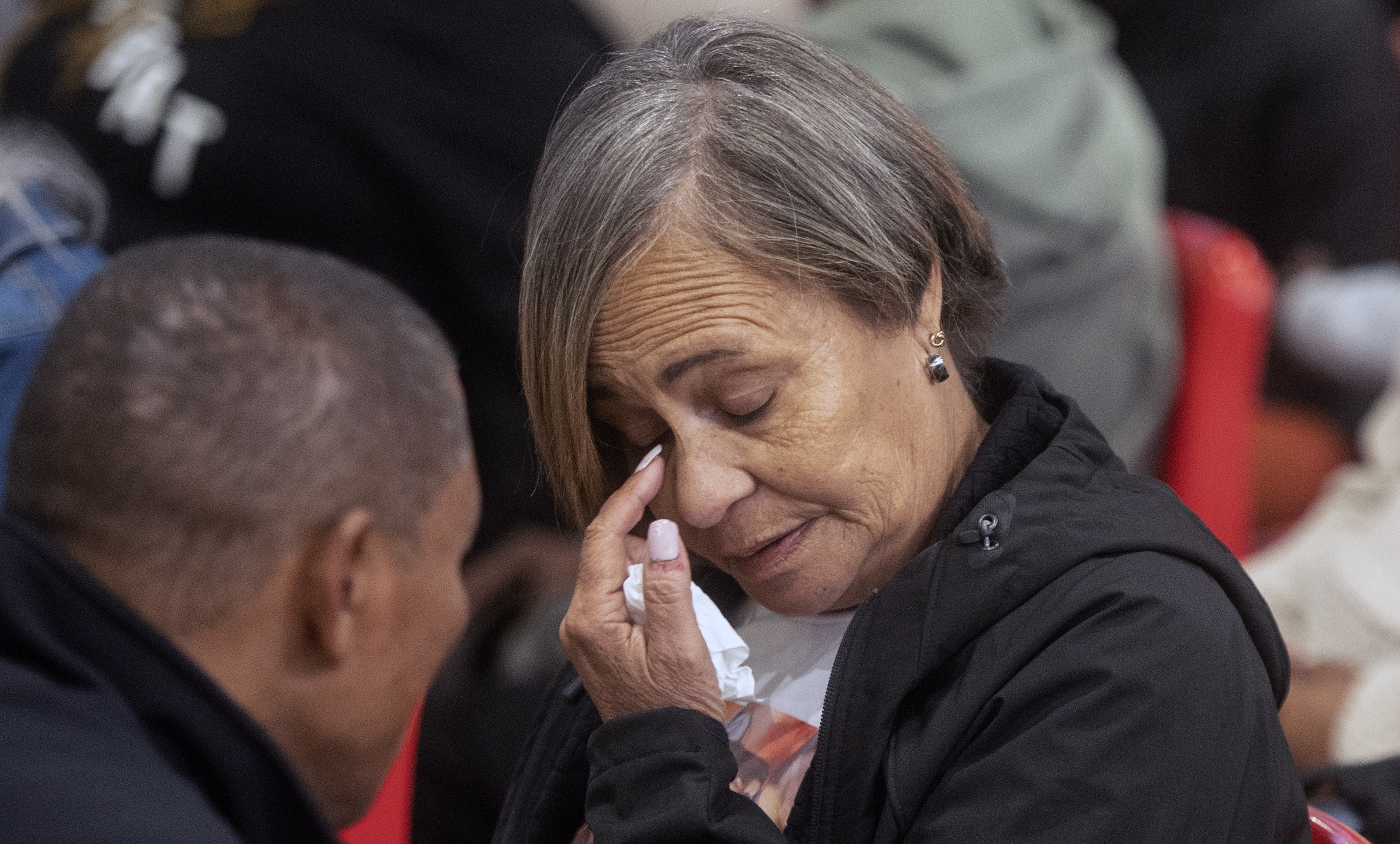 Amanda Smith-Daniels réagit avec émotion lors du prononcé du jugement dans le procès de l'enlèvement de Joshlin Smith au centre polyvalent de White City, le 2 mai 2025, à Saldanha Bay, en Afrique du Sud | Source : Getty Images
