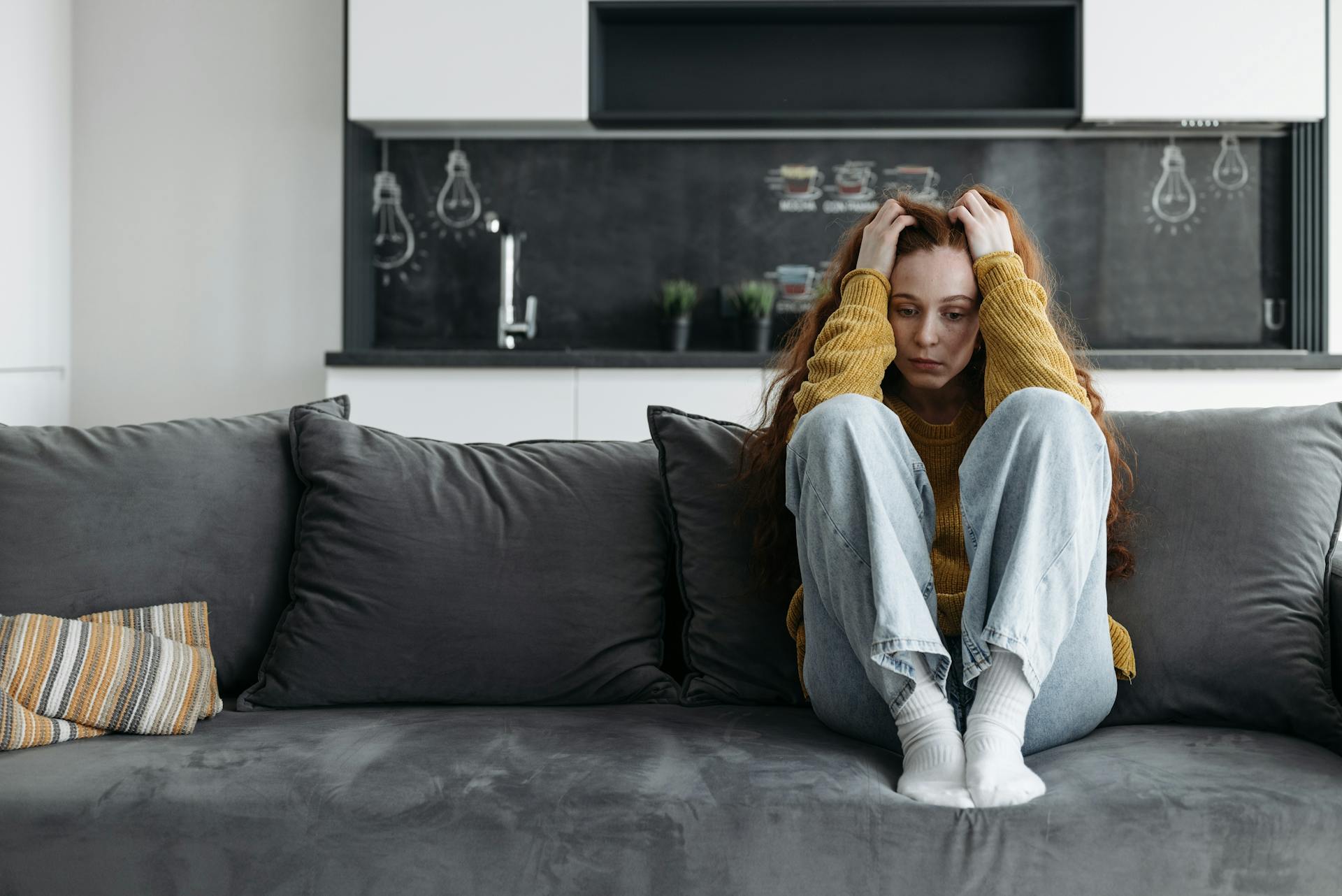 Une femme déprimée assise sur un canapé | Source : Pexels