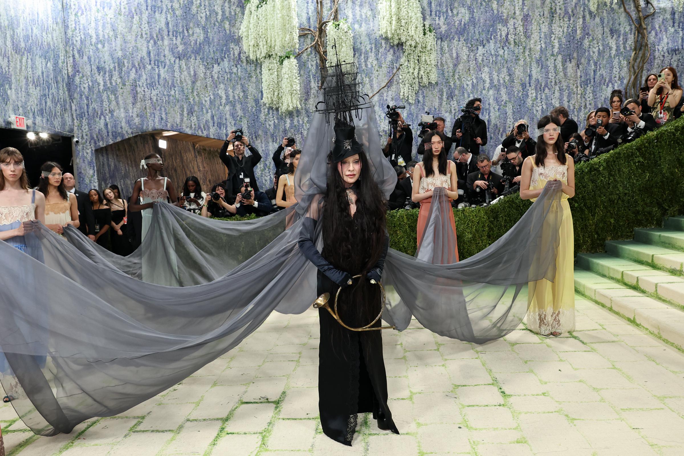 Madonna arrive au Met Gala vêtue d'une tenue dramatique, digne d'une performance | Source : Getty Images