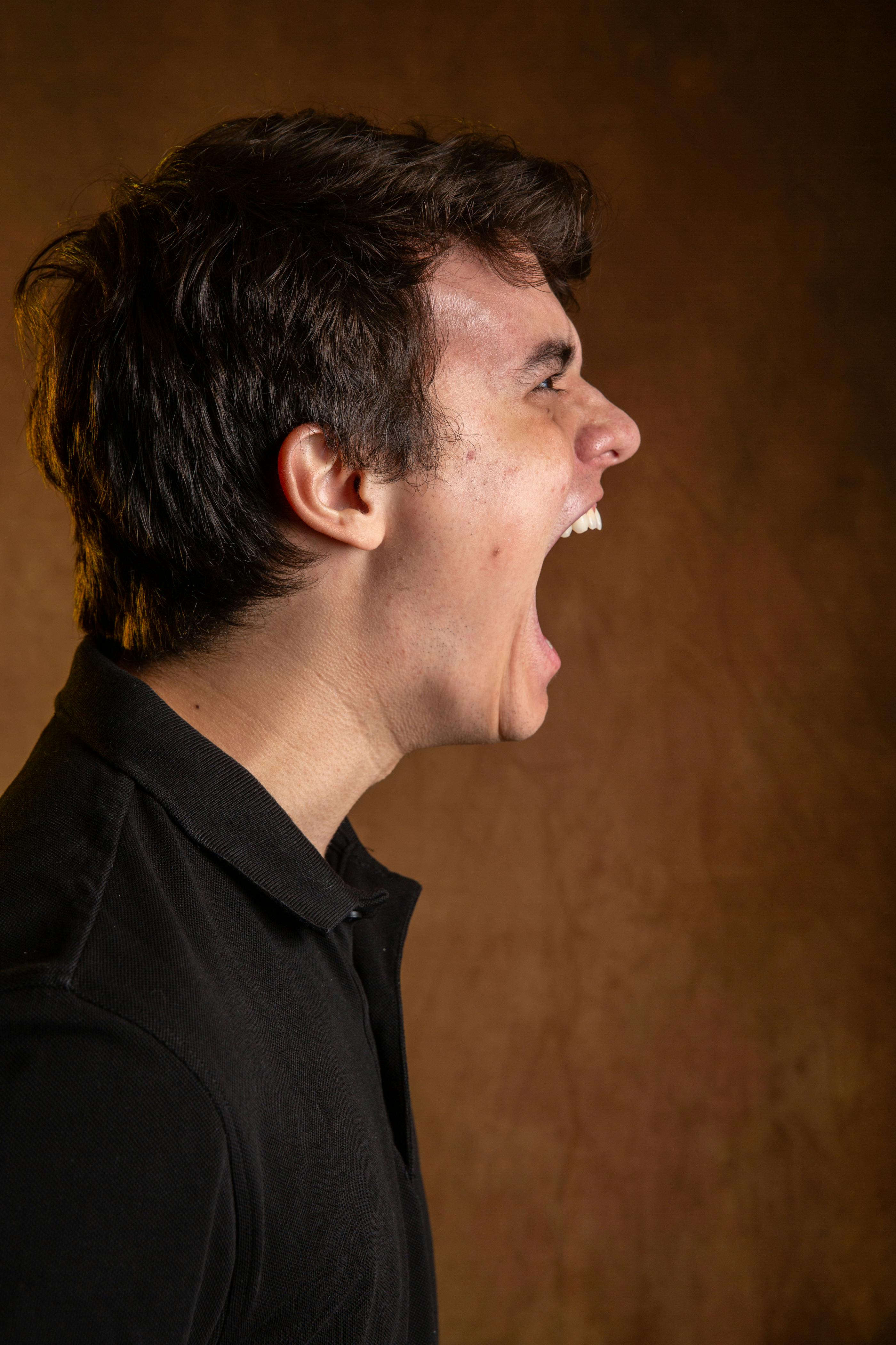 Un homme avec la bouche grande ouverte en train de crier sur quelqu'un | Source : Pexels