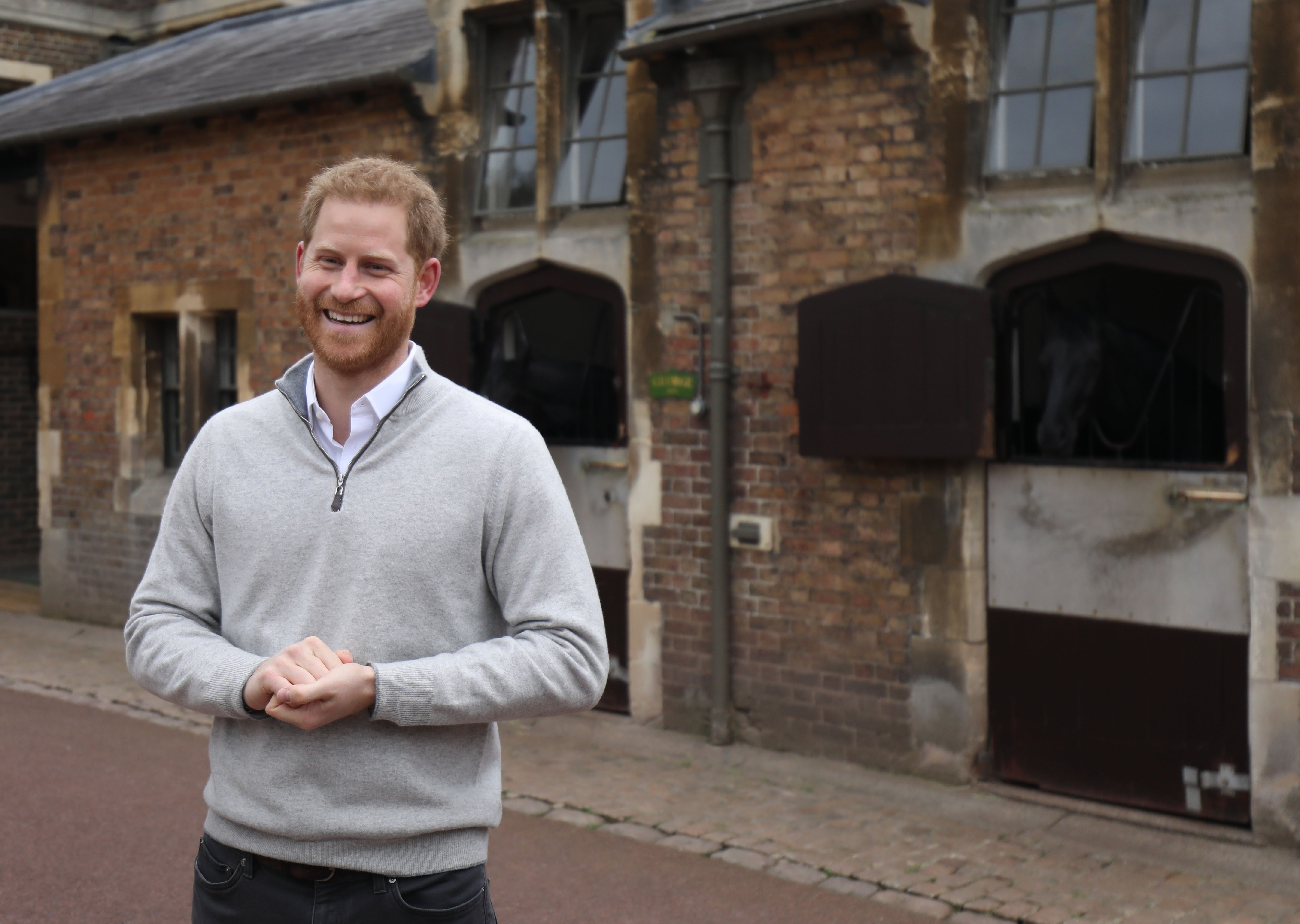 Le prince Harry très souriant qui s'adresse aux médias du château de Windsor après la naissance de son fils | Photo : Getty Images