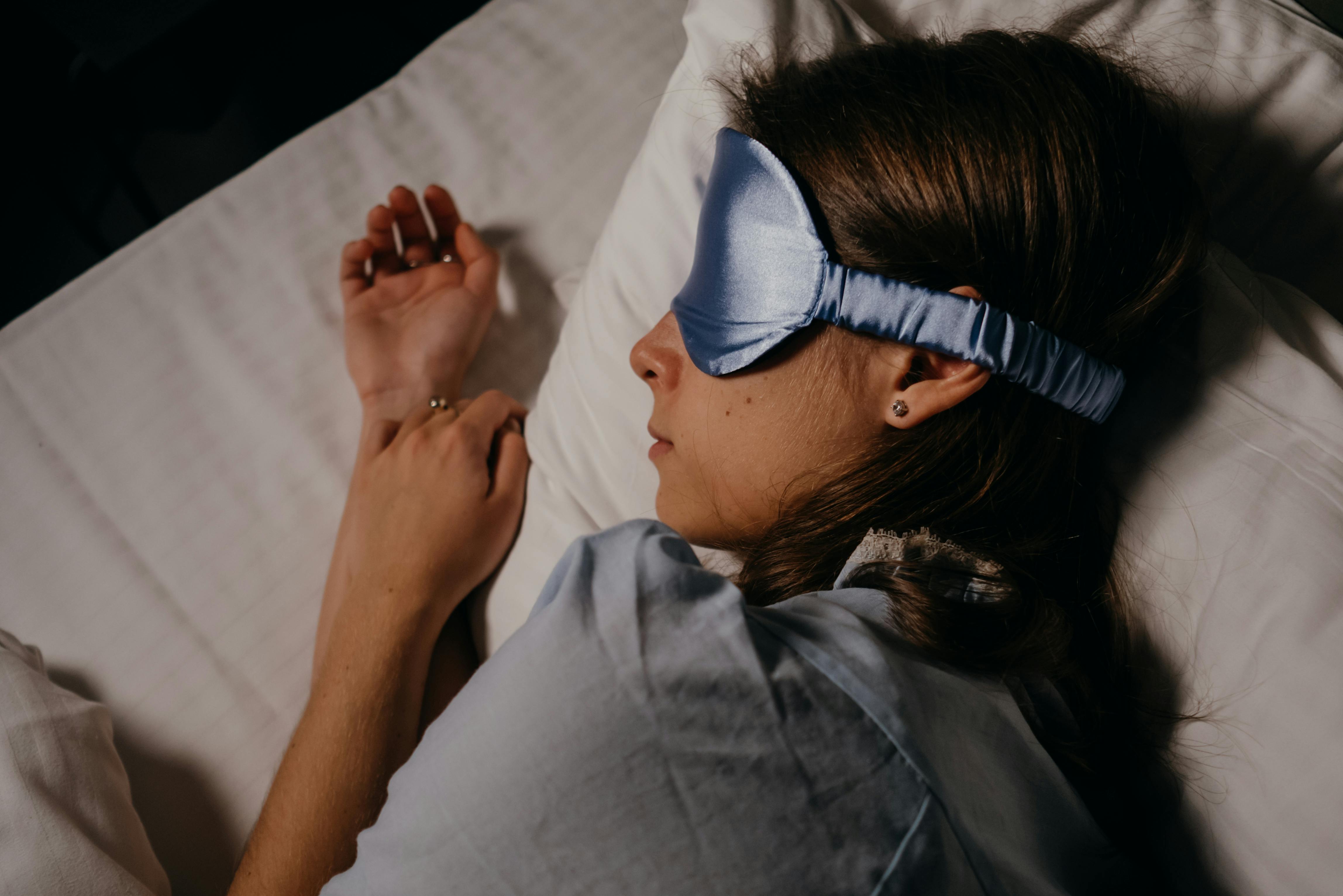 Une femme allongée dans son lit | Source : Pexels
