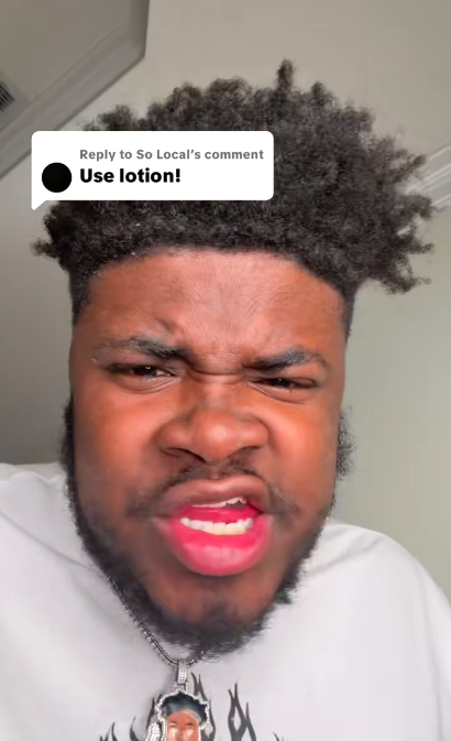 Marquay Collins s'adressant à un internaute lui demandant d'utiliser de la lotion dans sa dernière vidéo TikTok avant sa mort, postée le 25 novembre 2025. | Source : TikTok/@marquaythegoat