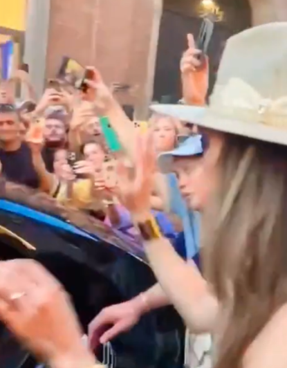 Jennifer Lopez salue la foule pendant sa lune de miel en Italie, posté le 26 août 2022 | Source : YouTube/x17online