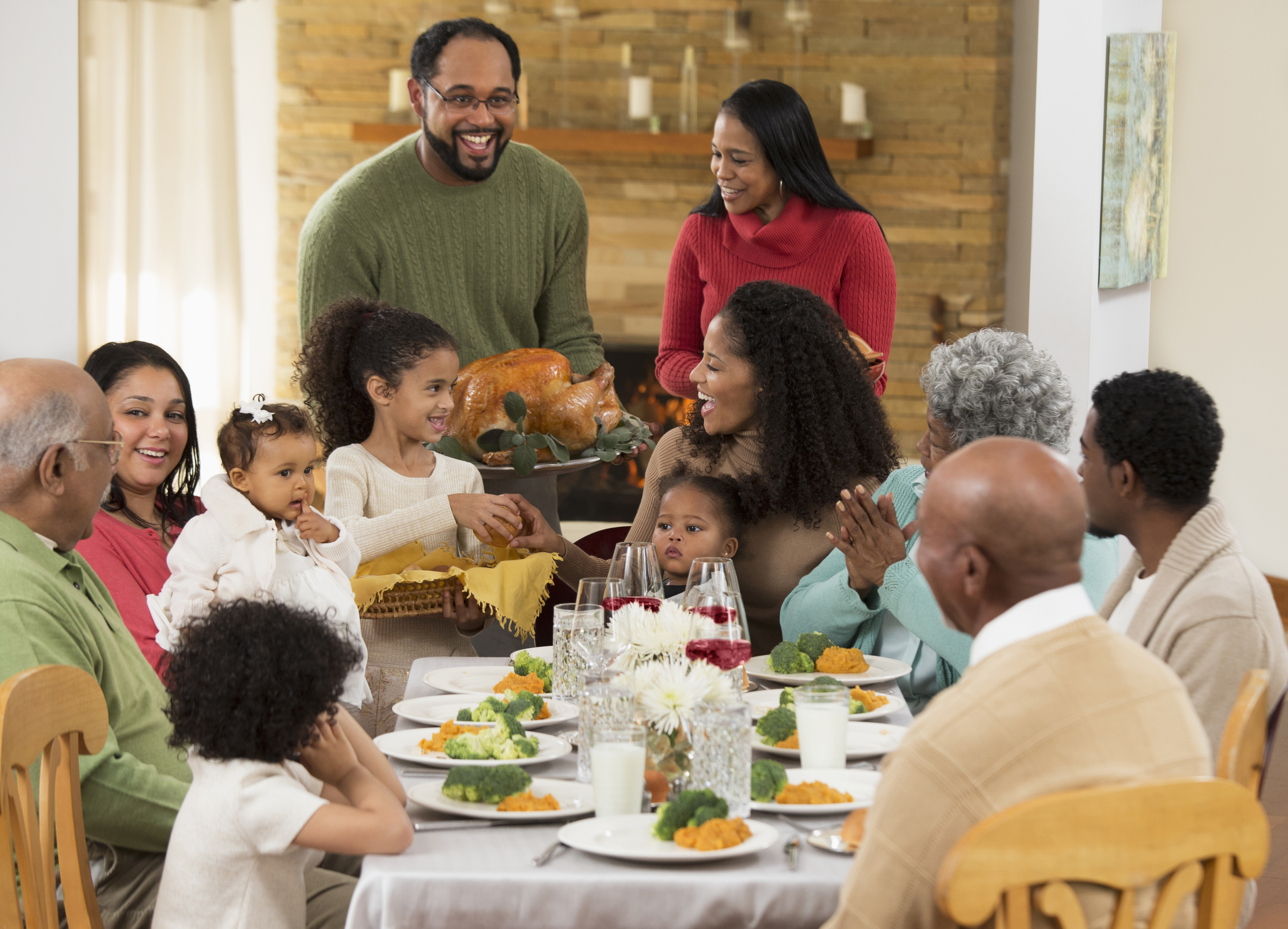 Famille mangeant le repas de Thanksgiving | Source : Getty Images