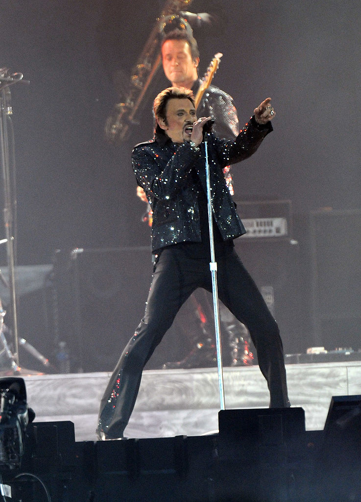 Johnny Hallyday se produit sur la scène du Stade de France le 29 mai 2009 à Paris.