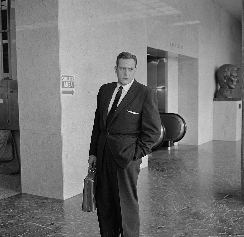 Raymond Burr dans le rôle de Perry Mason sur le tournage de l'émission "Perry Mason" le 3 août 1962 | Photo : Getty Images