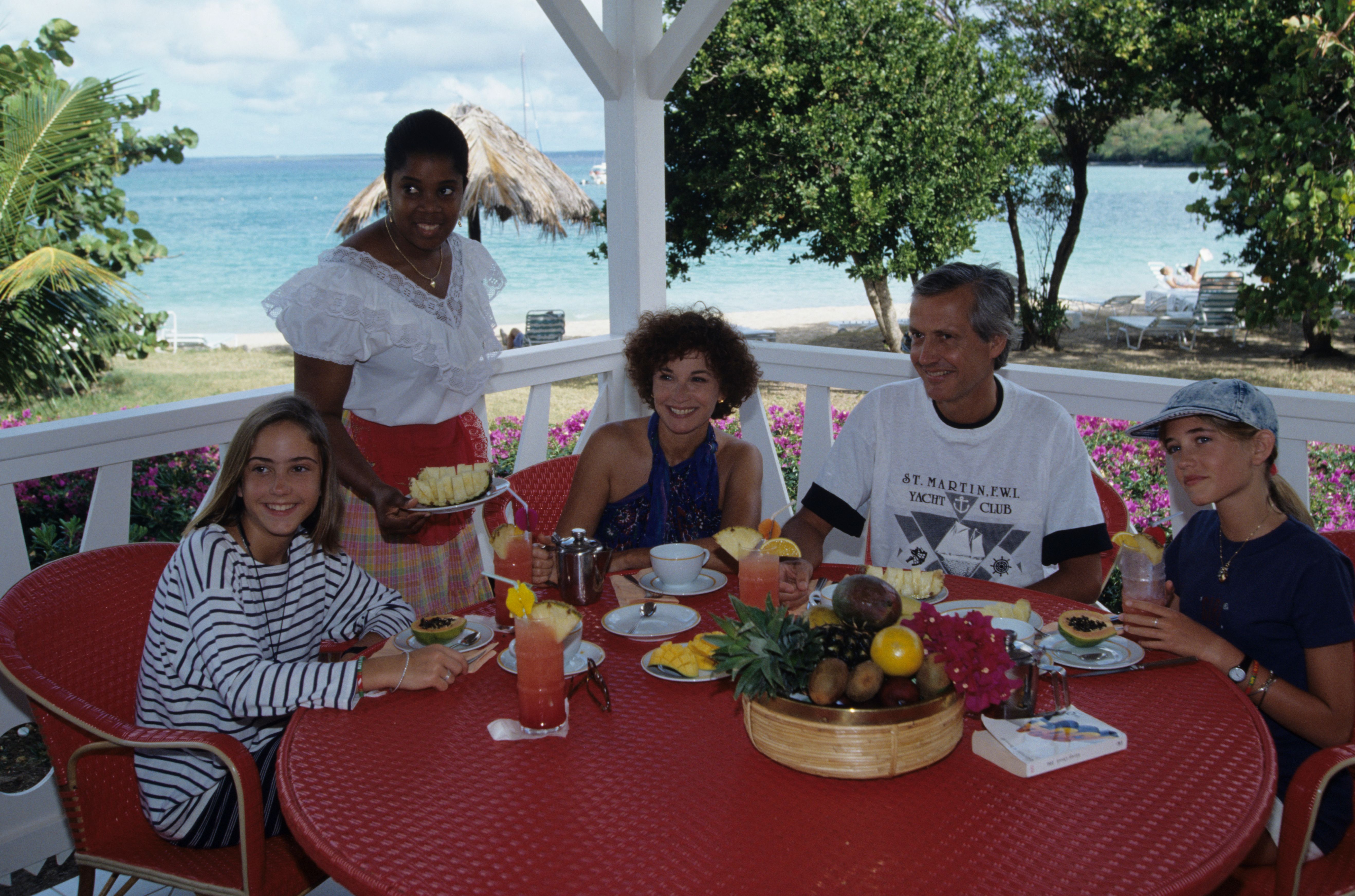 Jobert Marlene et ses jumelles Eva et Joy en vacances aux Antilles françaises. | Photo : Getty Images