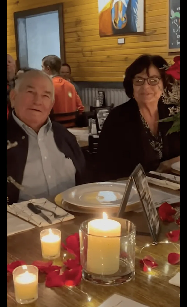 Joe et Judy lors du dîner de leur 60e anniversaire de mariage | Source : YouTube.com/Charlie Rocket