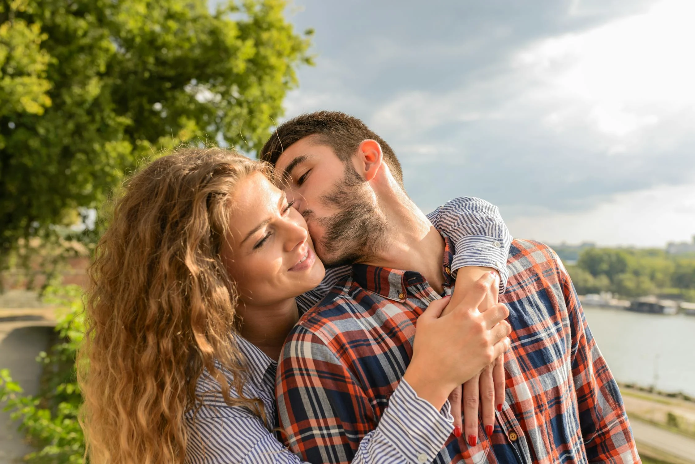 Un couple heureux qui s'enlace | Source : Pexels