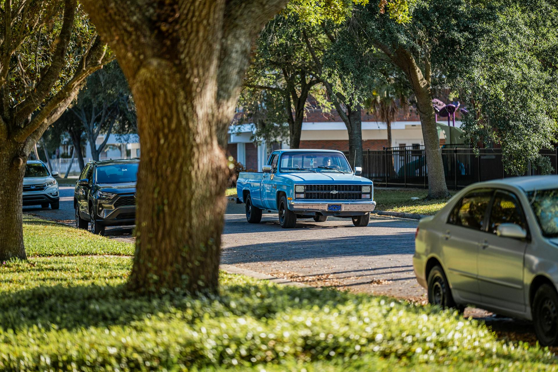 Une voiture roulant dans une rue de banlieue | Source : Pexels