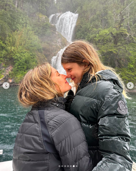 Gisele Bündchen partageant un moment de douceur avec Vivian Brady. | Source : Instagram/gisele