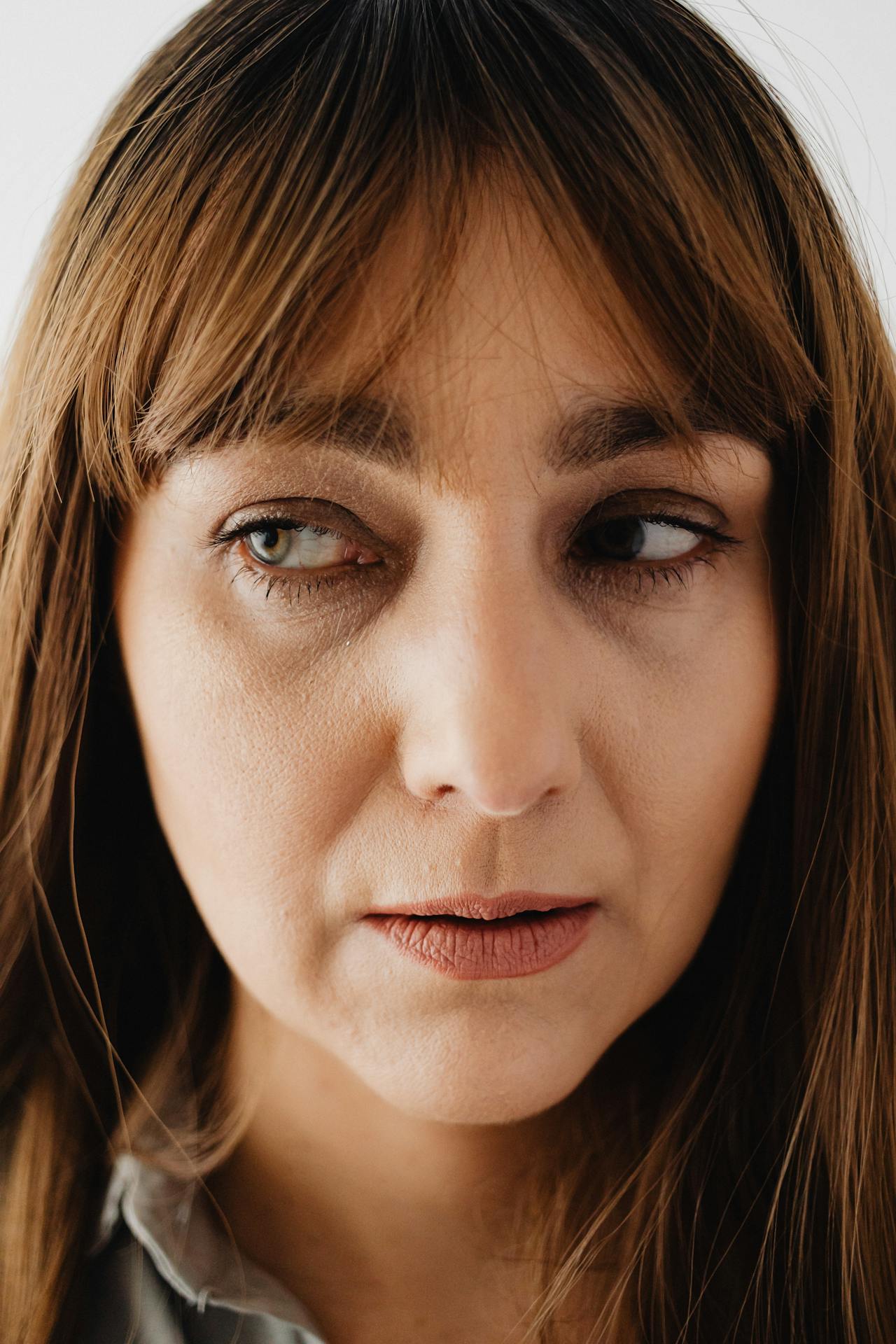 Une femme méfiante qui regarde sur le côté | Source : Pexels