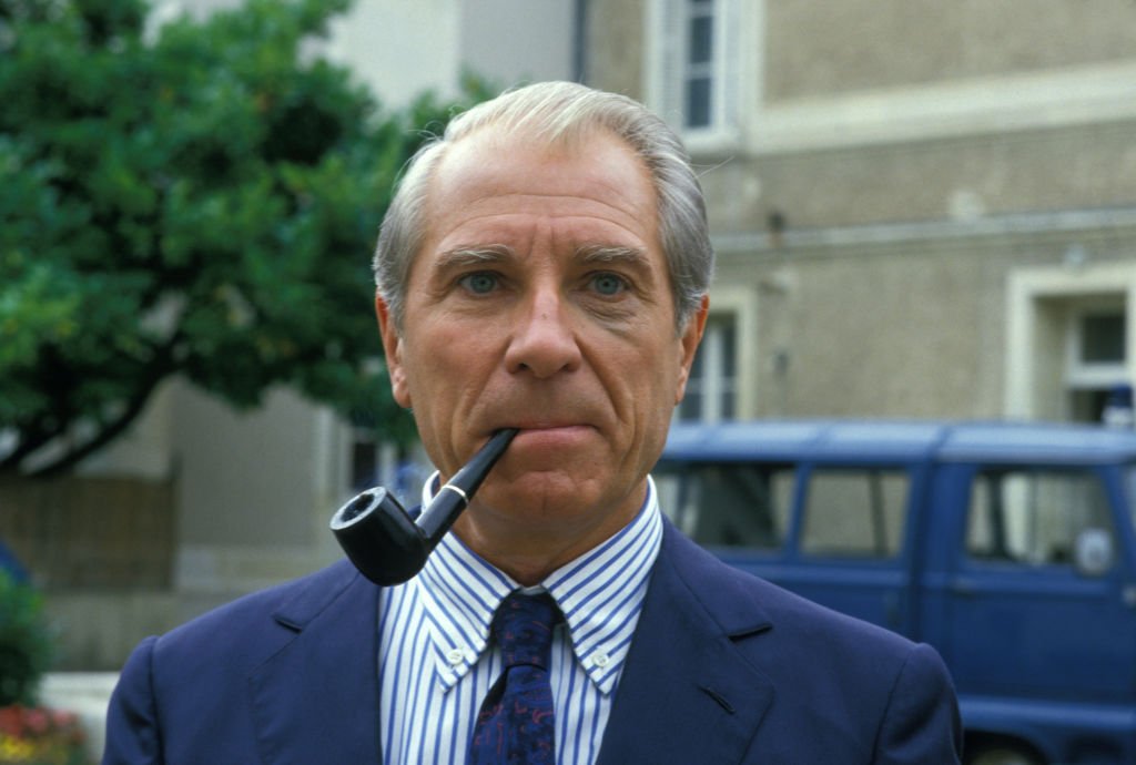 Jean Poiret lors du tournage du téléfilm 'L'Escargot noir' de Claude Chabrol, 1er épisode de la serie télévisée ‘’Les Dossiers secrets de l'inspecteur Lavardin'’ le 3 août 1987 en France. | Photo : Getty Images