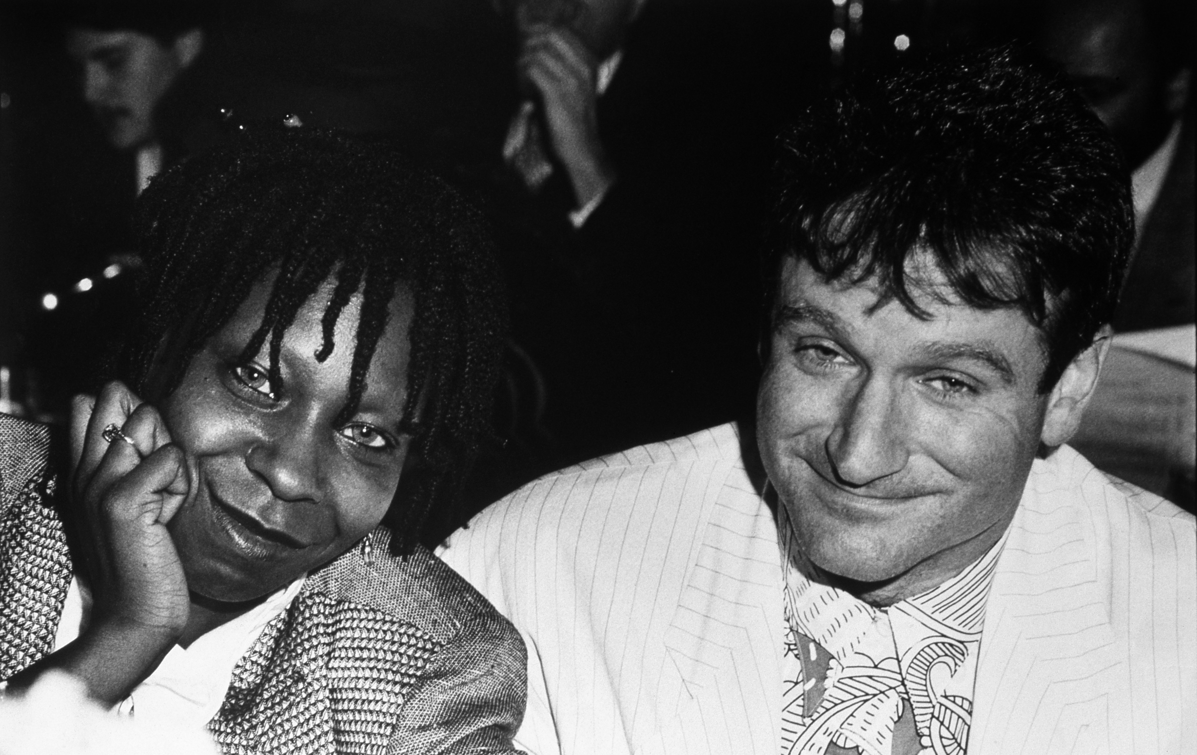 Whoopee Goldberg et Robin Williams lors d'un événement caritatif pour Children of the Night en 1994 à Los Angeles, Californie. | Source : Getty Images