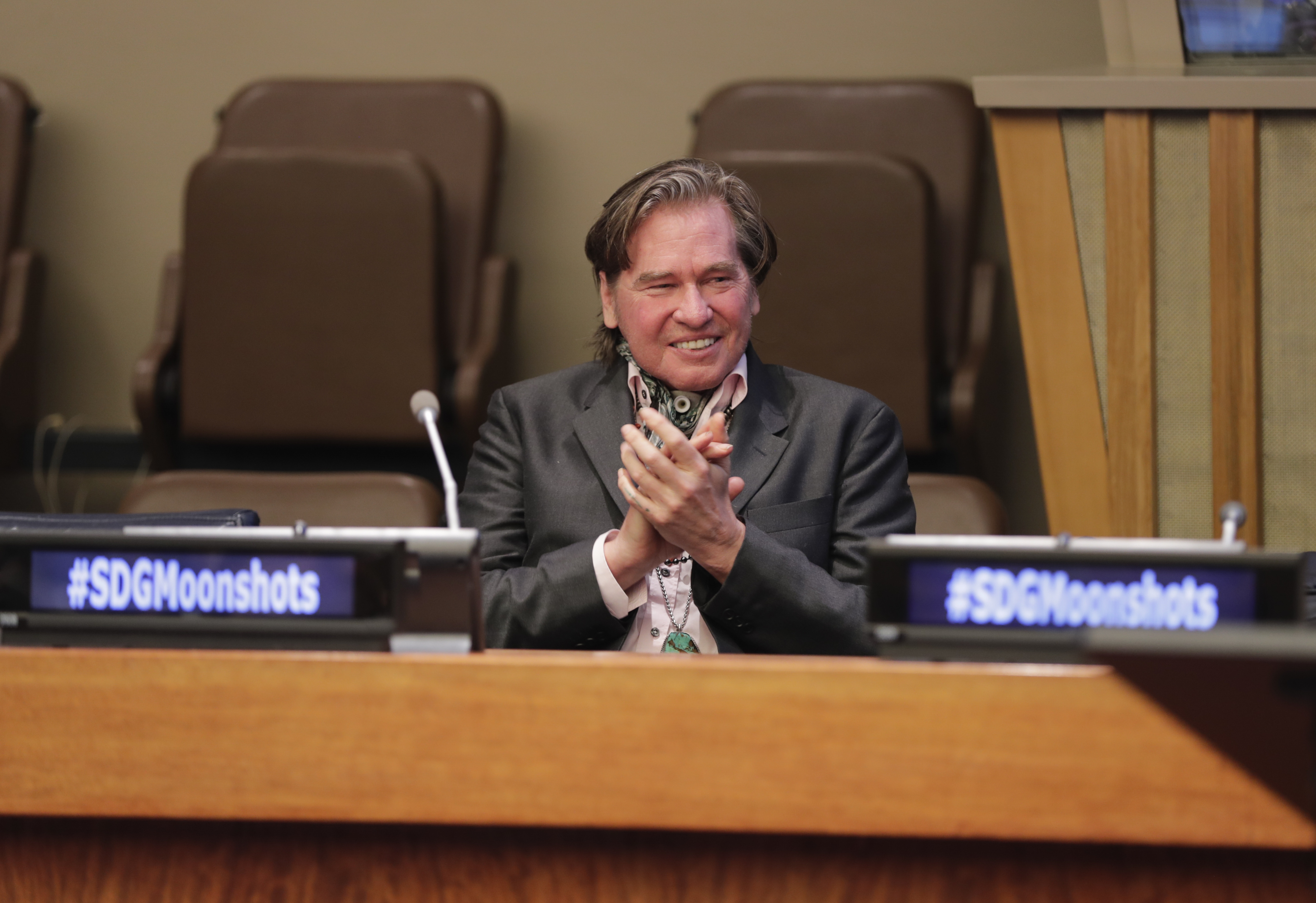 Val Kilmer se rend au siège des Nations unies à New York pour promouvoir l'initiative des 17 Objectifs de développement durable (ODD), le 20 juillet 2019. | Source : Getty Images