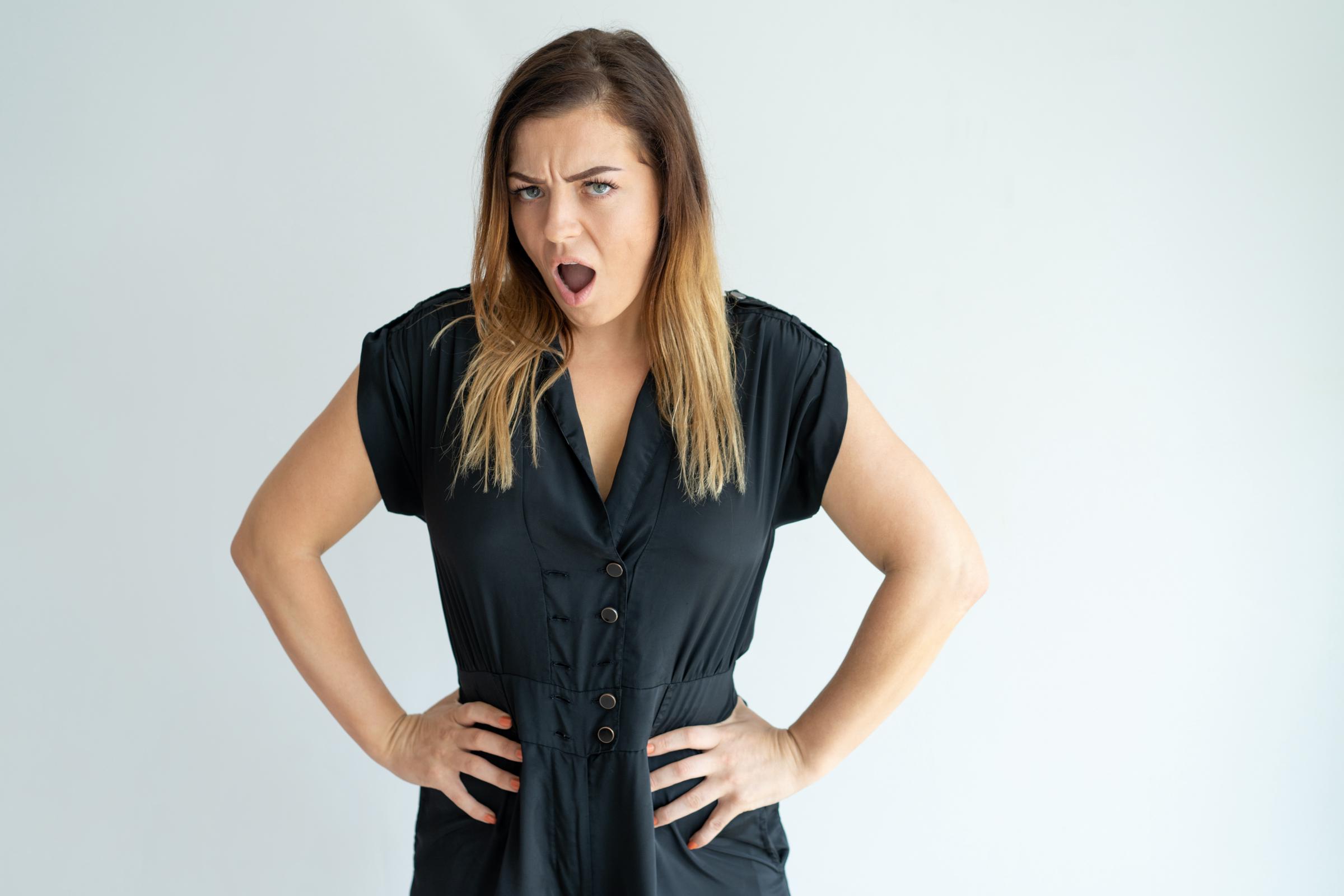 Une femme en colère avec les mains sur les hanches | Source : Freepik